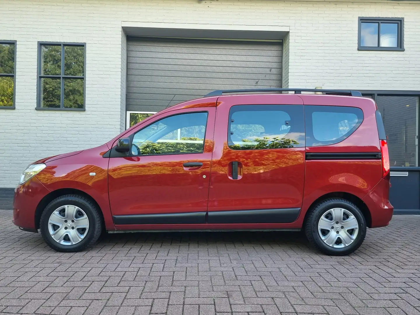 Dacia Dokker 1.6 Sce Comfort NAVI / PDC / CRUISE / AC Rood - 2