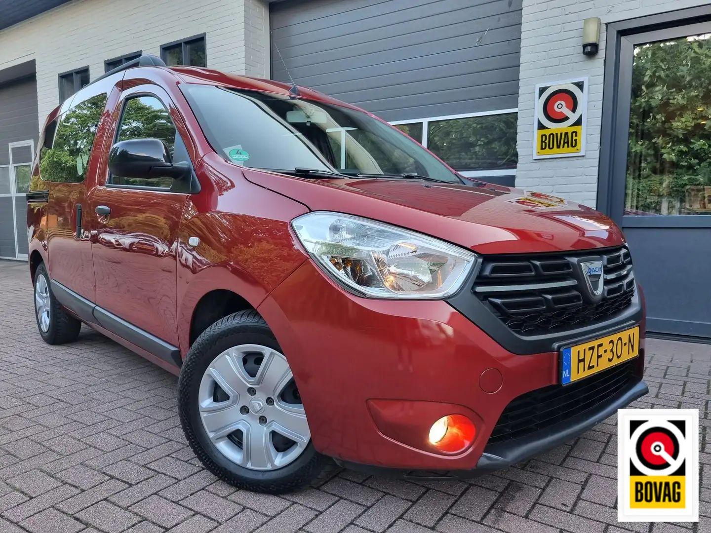 Dacia Dokker 1.6 Sce Comfort NAVI / PDC / CRUISE / AC Rood - 1