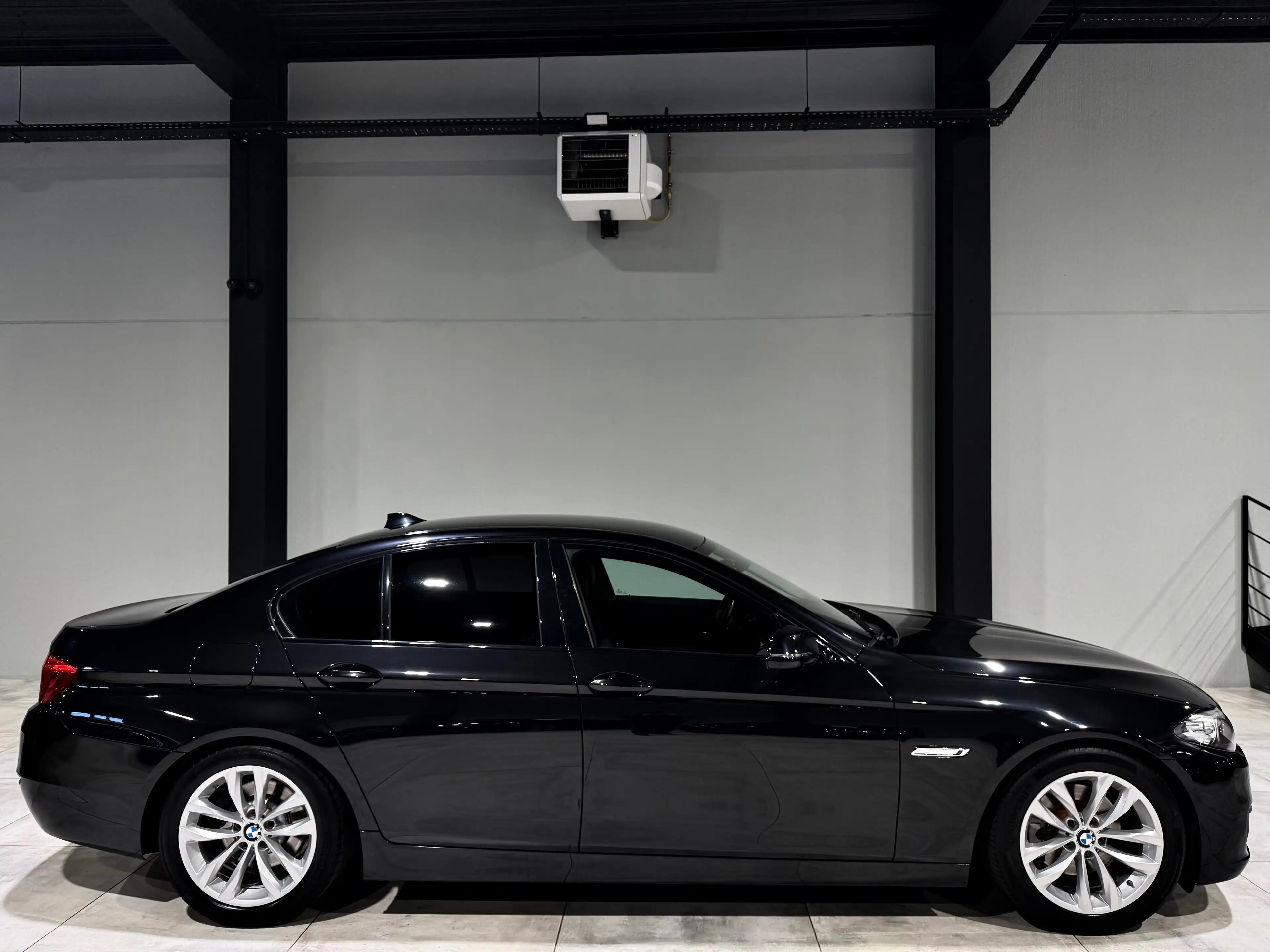 BMW 518 dA 150CV B.AUTO8 COCKPIT NAVi CUiR Bi-XENON HUD++ — photo 7