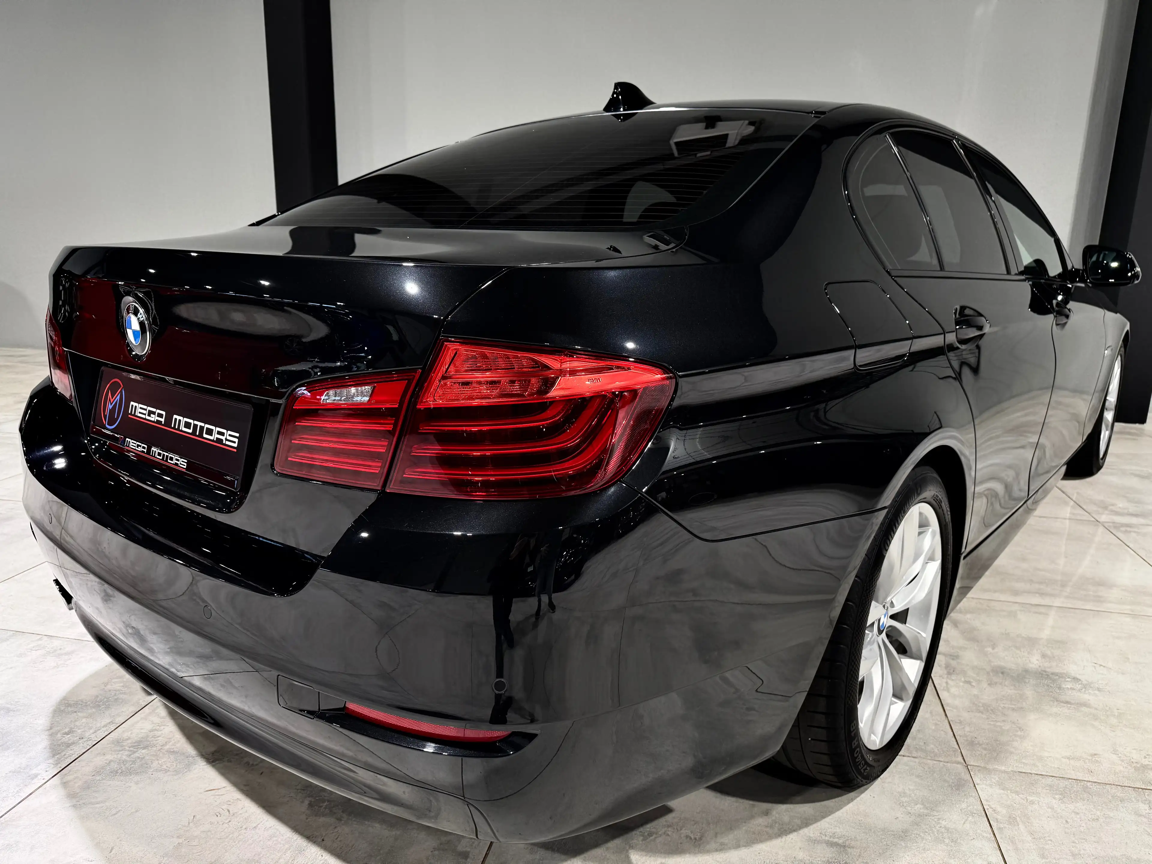 BMW 518 dA 150CV B.AUTO8 COCKPIT NAVi CUiR Bi-XENON HUD++ — photo 4