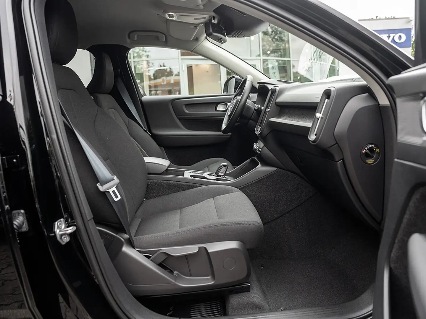 Volvo XC40 T3 Momentum KLIMA PDC SHZ NAVI W-LAN LED Black - 2