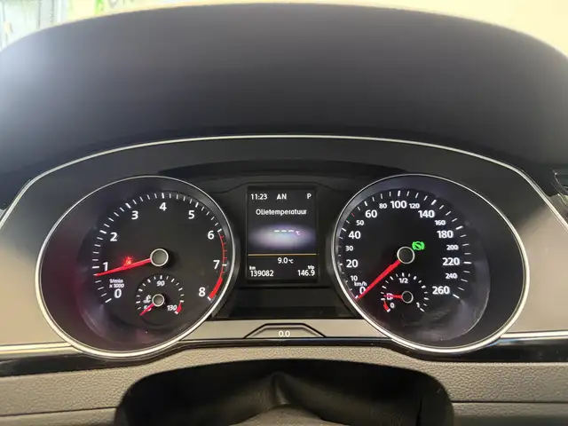 Volkswagen Passat view 8