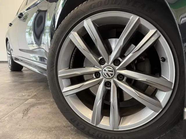 Volkswagen Passat view 4