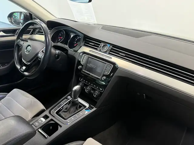 Volkswagen Passat view 6