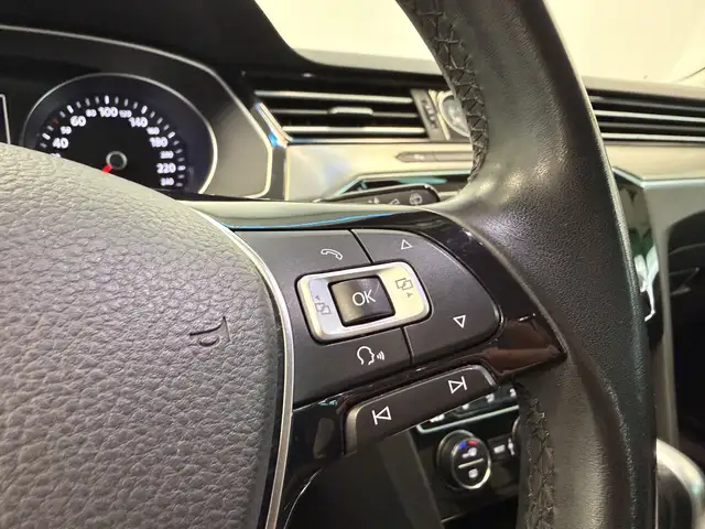 Volkswagen Passat view 10