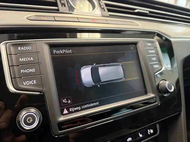 Volkswagen Passat view 20