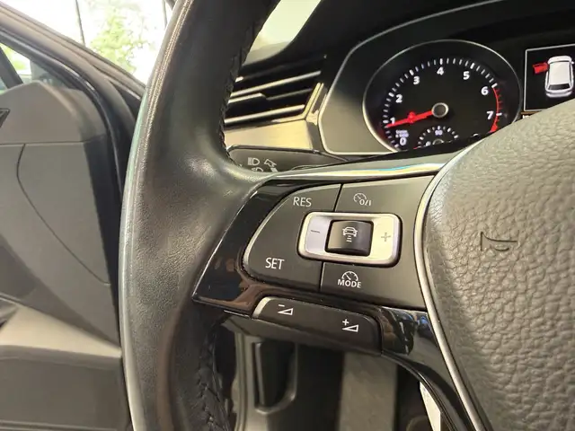Volkswagen Passat view 9