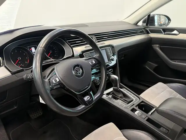 Volkswagen Passat view 5