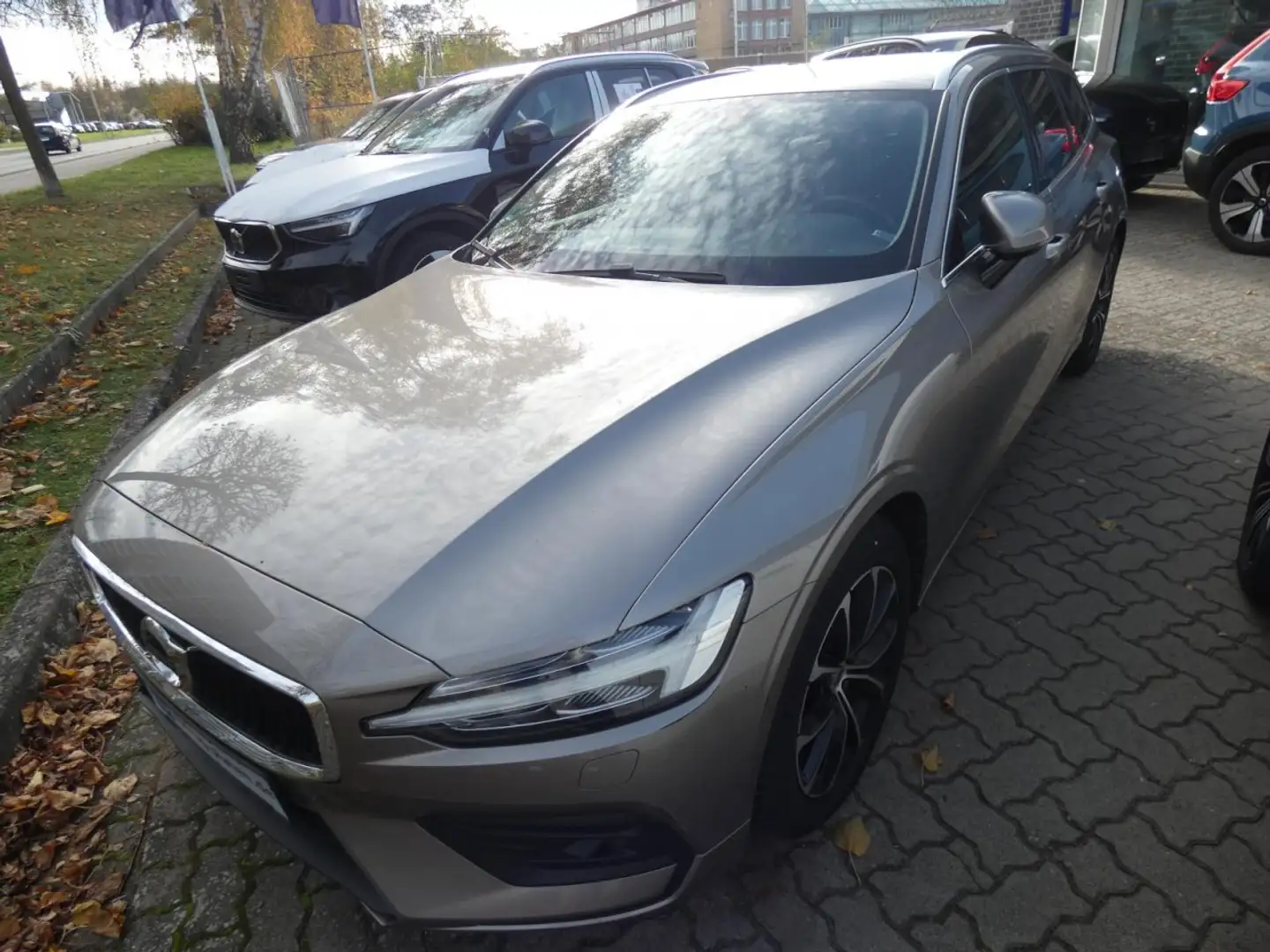 Volvo V60 D4 Momentum Pro (EURO 6d-TEMP) (DPF) Klima Navi Grau - 2
