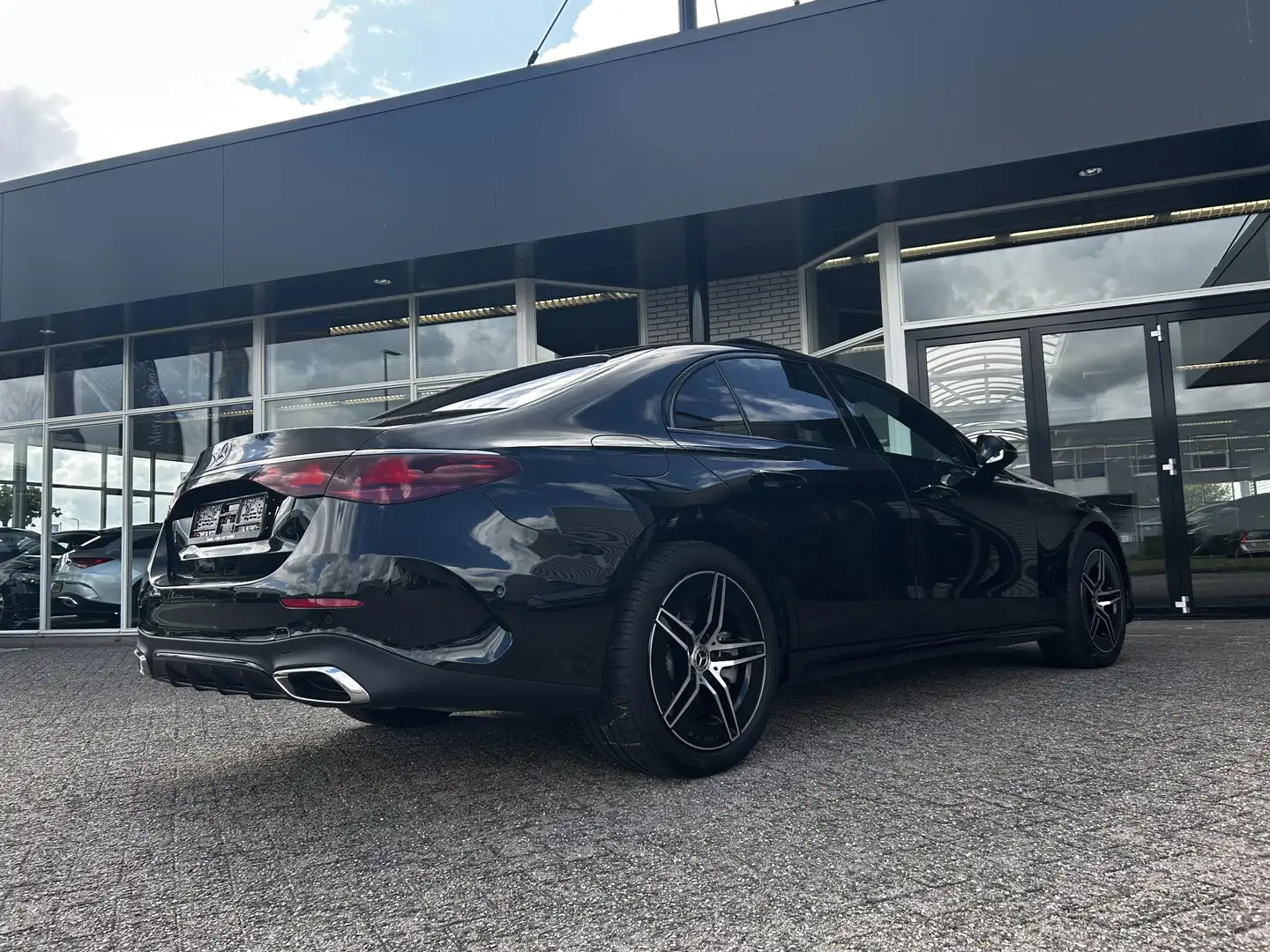 Mercedes-Benz E 300 e AMG | Panoramadak | MBUX Superscreen Zwart - 2