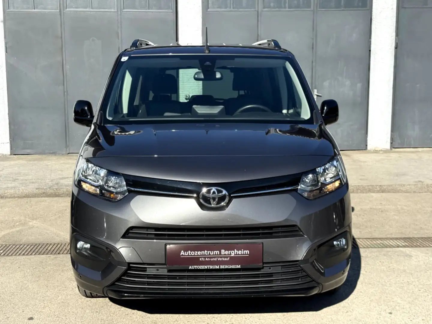 Toyota Proace City Verso L2 1,2 130 Family+ Aut. Grau - 2