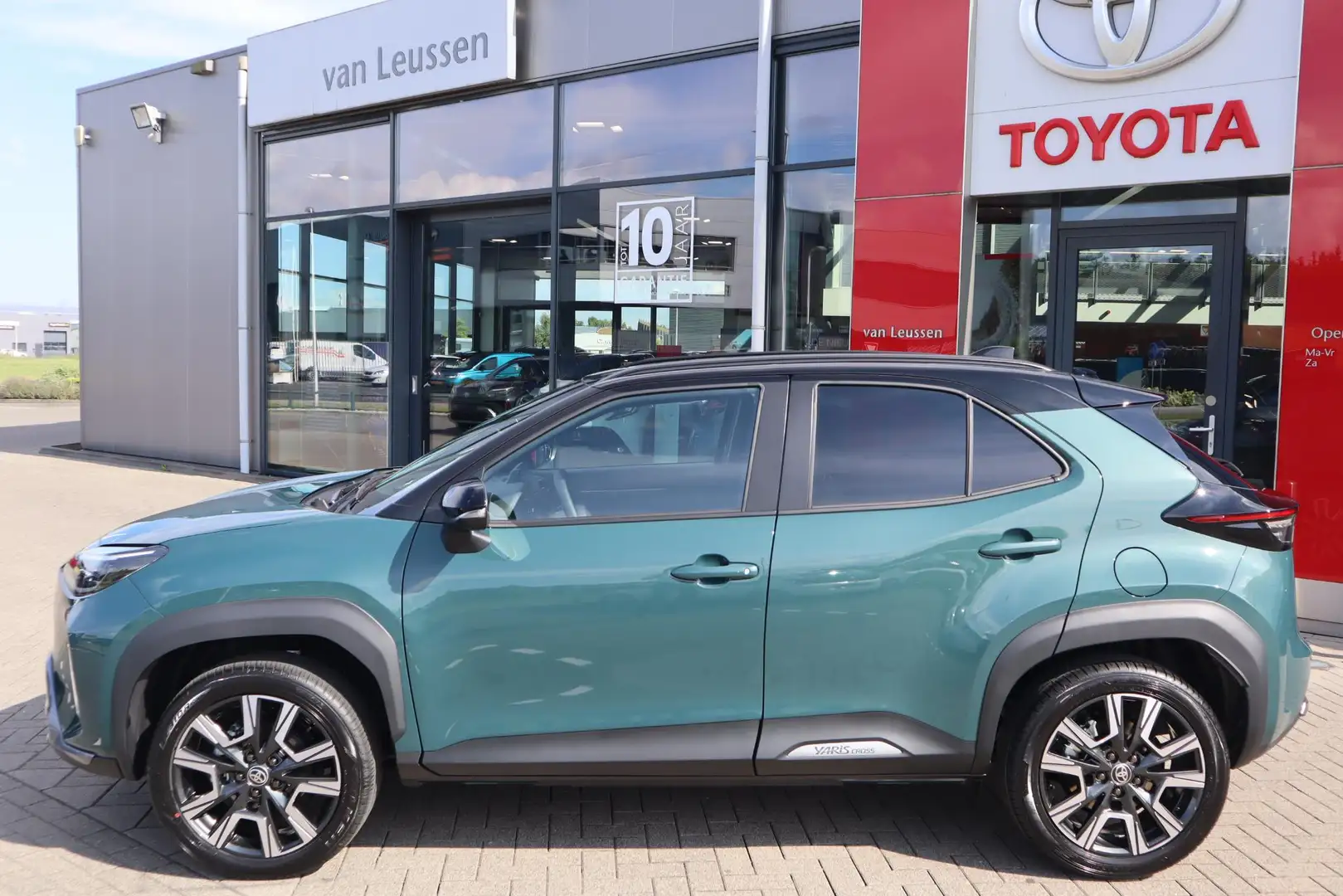 Toyota Yaris Cross 1.5 HYBRID 130 EXECUTIVE NIEUW & DIRECT LEVERBAAR! Vert - 2