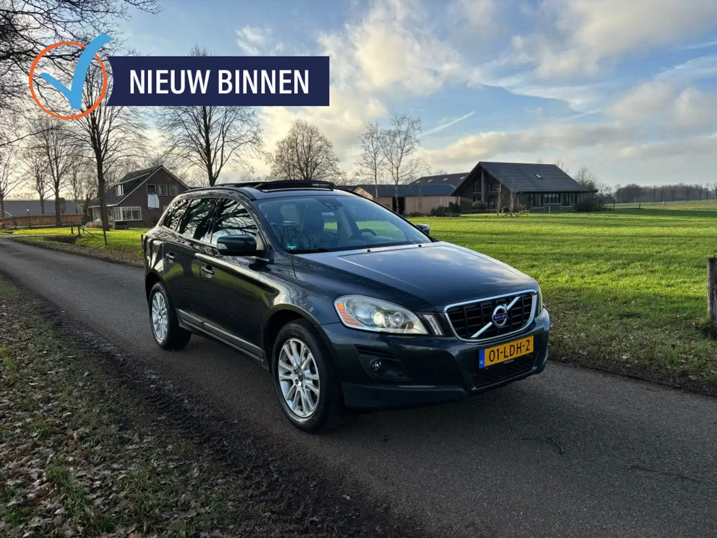 Volvo XC60 2.4 D5 AWD Momentum Grijs - 1