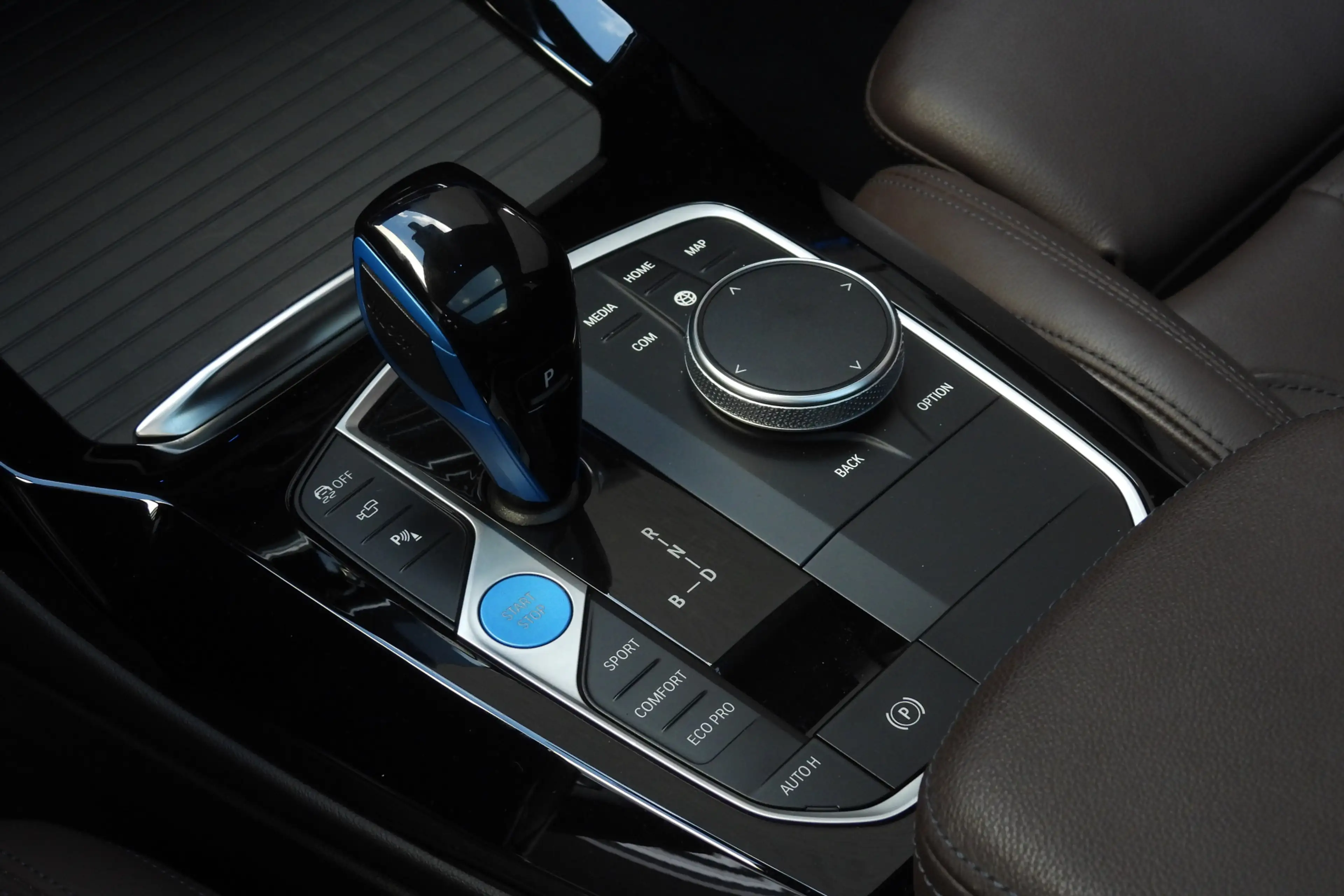 BMW iX3 High Executive M Sport / Trekhaak / Sportstoelen / — photo 14