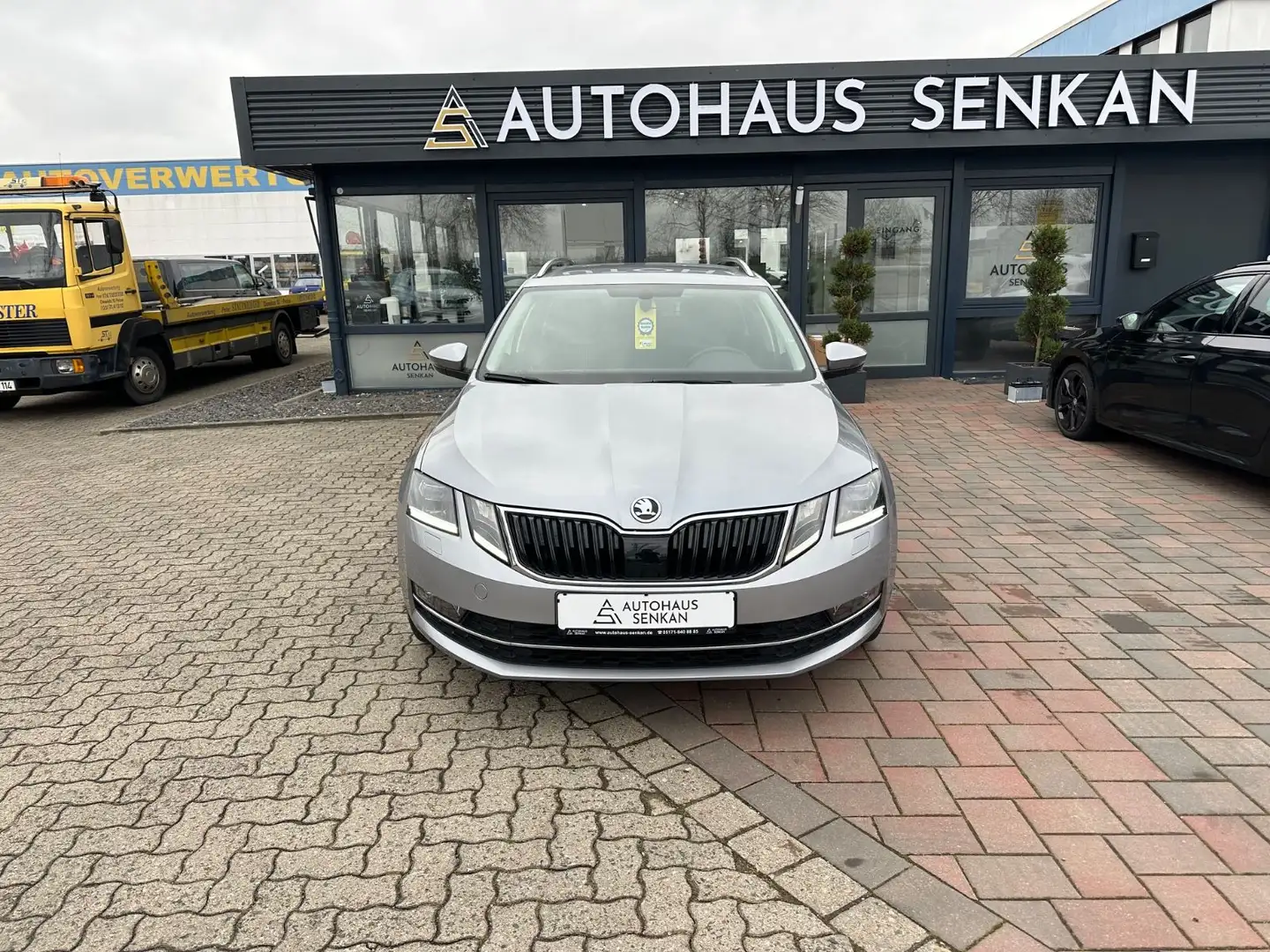 Skoda Octavia 1.6 TDI DSG Combi*STANDHEI*NAVI*AHK*LED* Šedá - 2