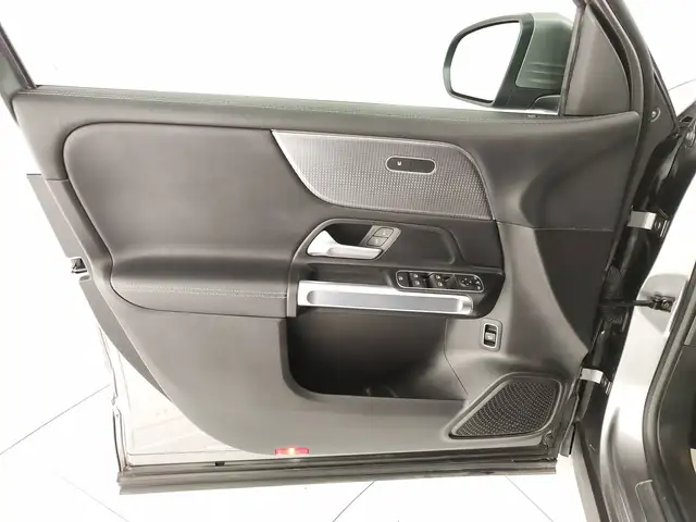 Mercedes-Benz GLB view 11