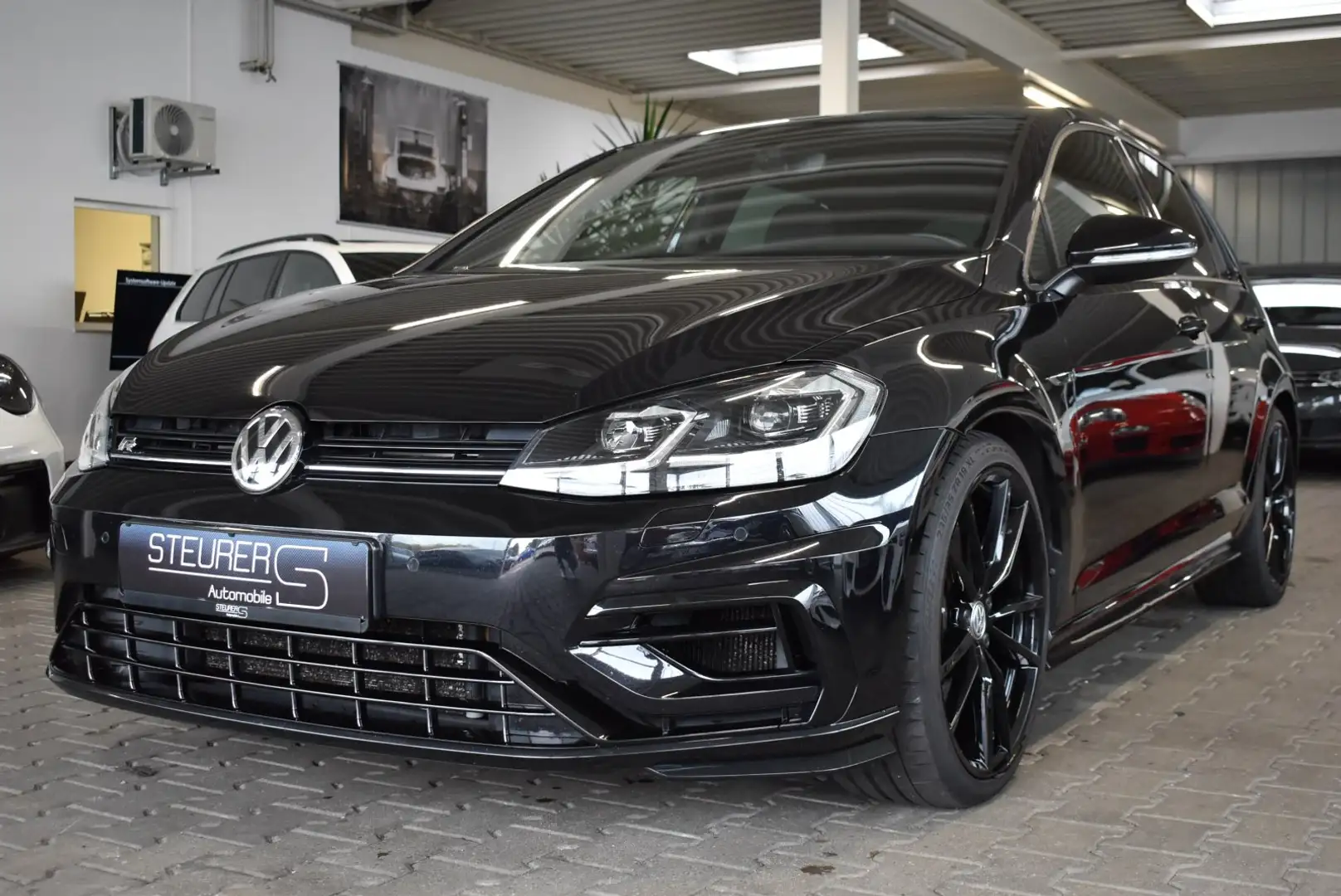 Volkswagen Golf VII R DSG Akrapovic 19 Pretoria Virtual Cockpit Na Schwarz - 1