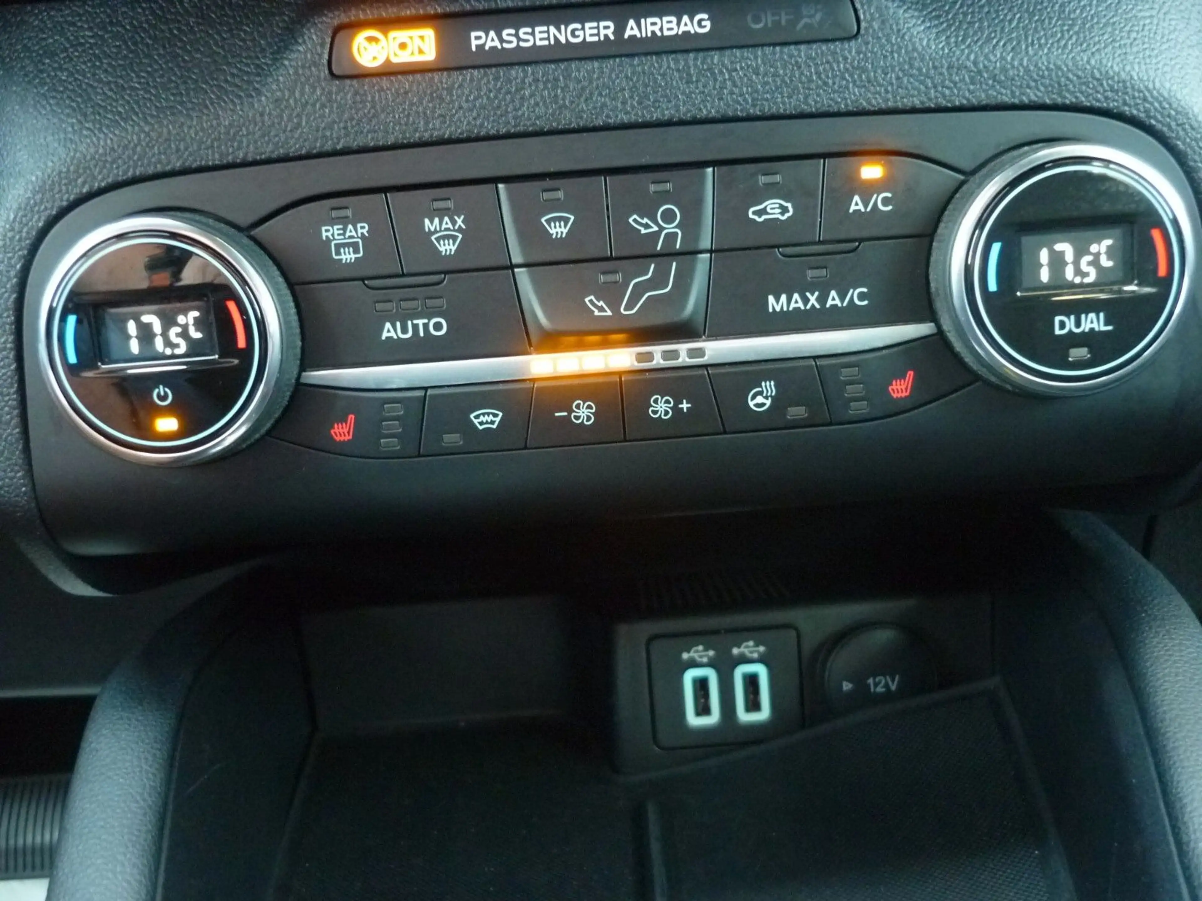 Ford Kuga ST-Line — photo 15