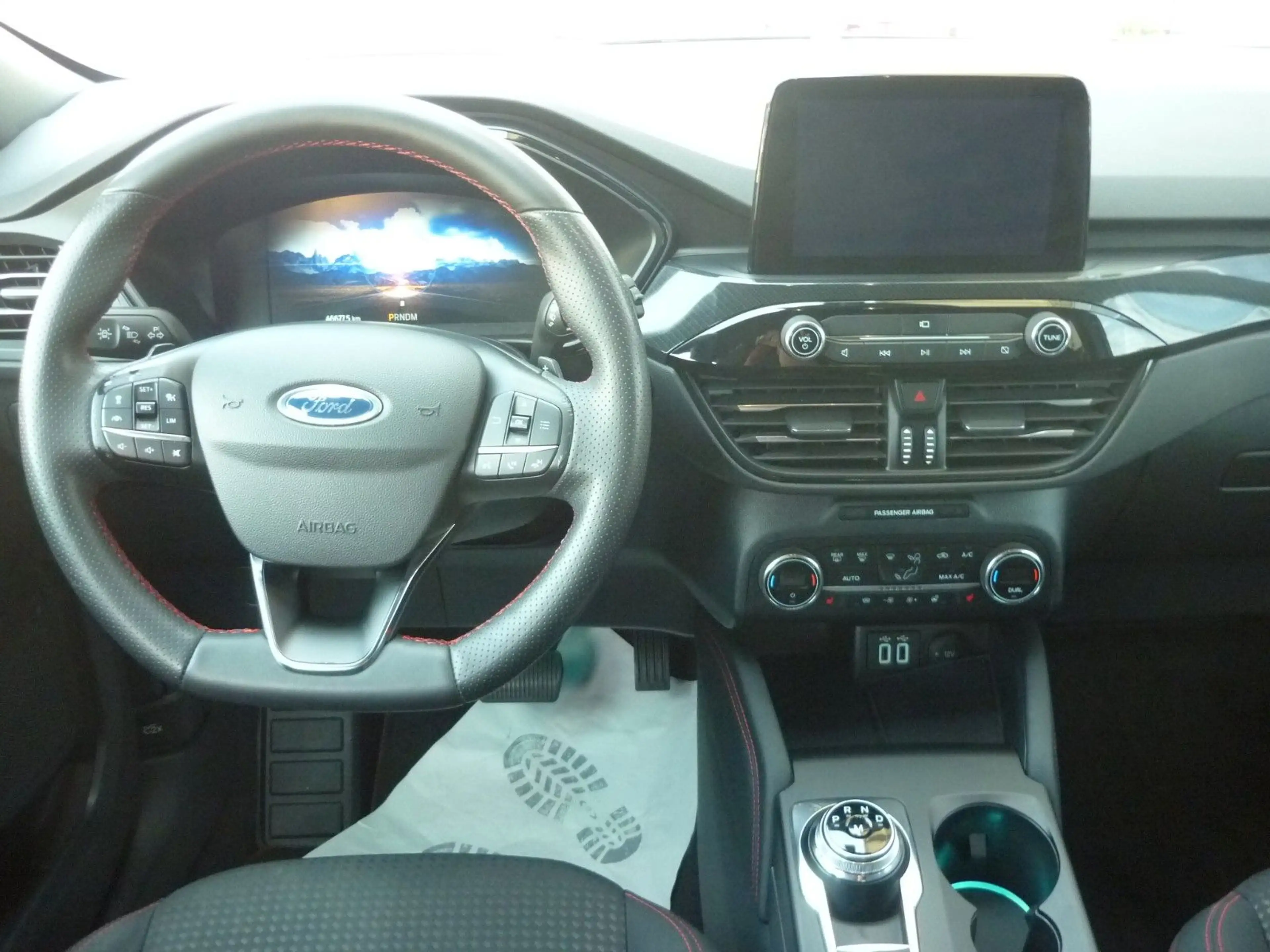 Ford Kuga ST-Line — photo 11