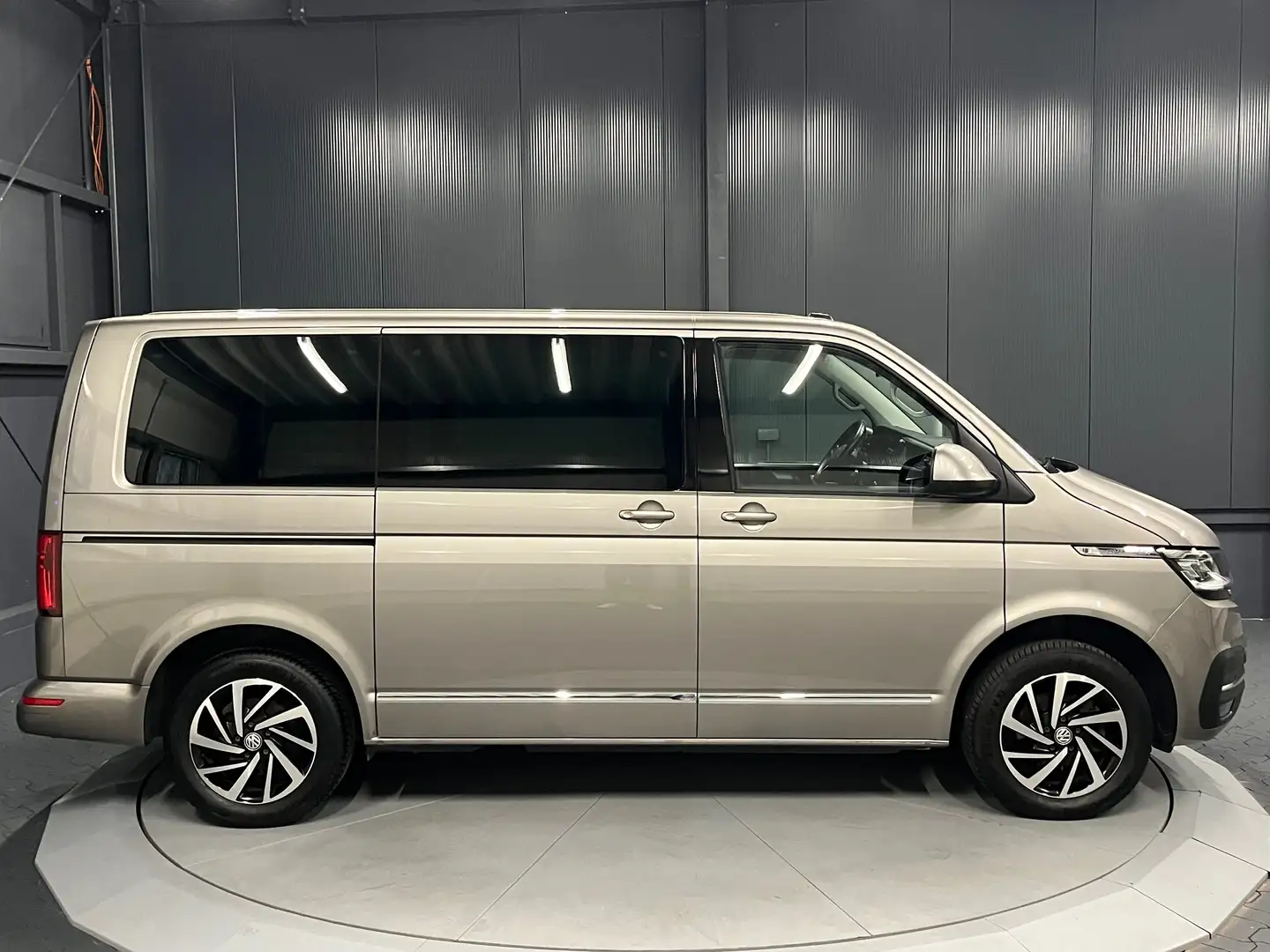 Volkswagen T6.1 Multivan Generation Six*AHK*Standhzg*KAMERA*DigCock*LED* Beige - 1