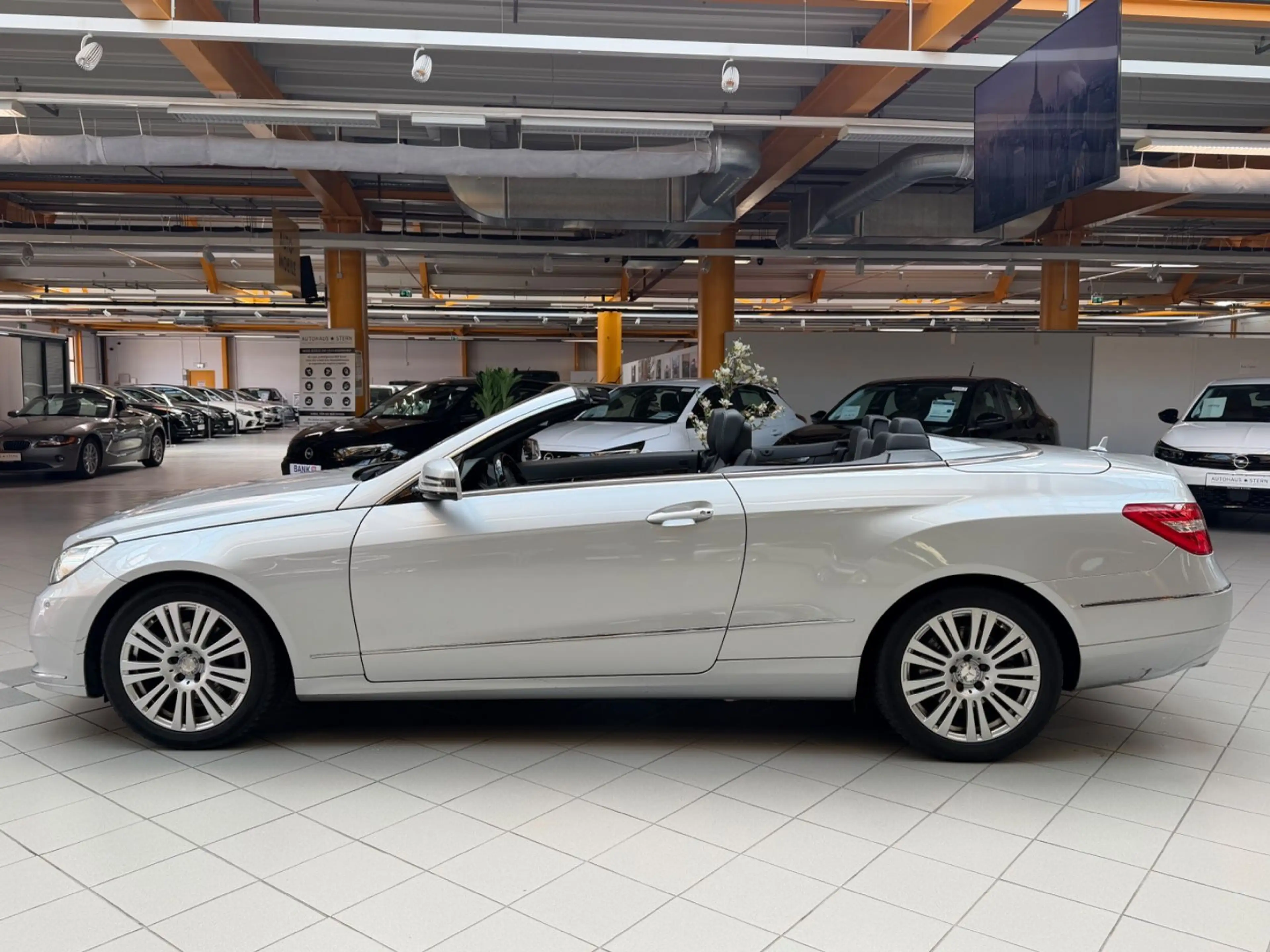 Mercedes-Benz E 250 CGI Cabrio|Navi|Airscarf|SHZ|PDC|Bi-Xenon — photo 4