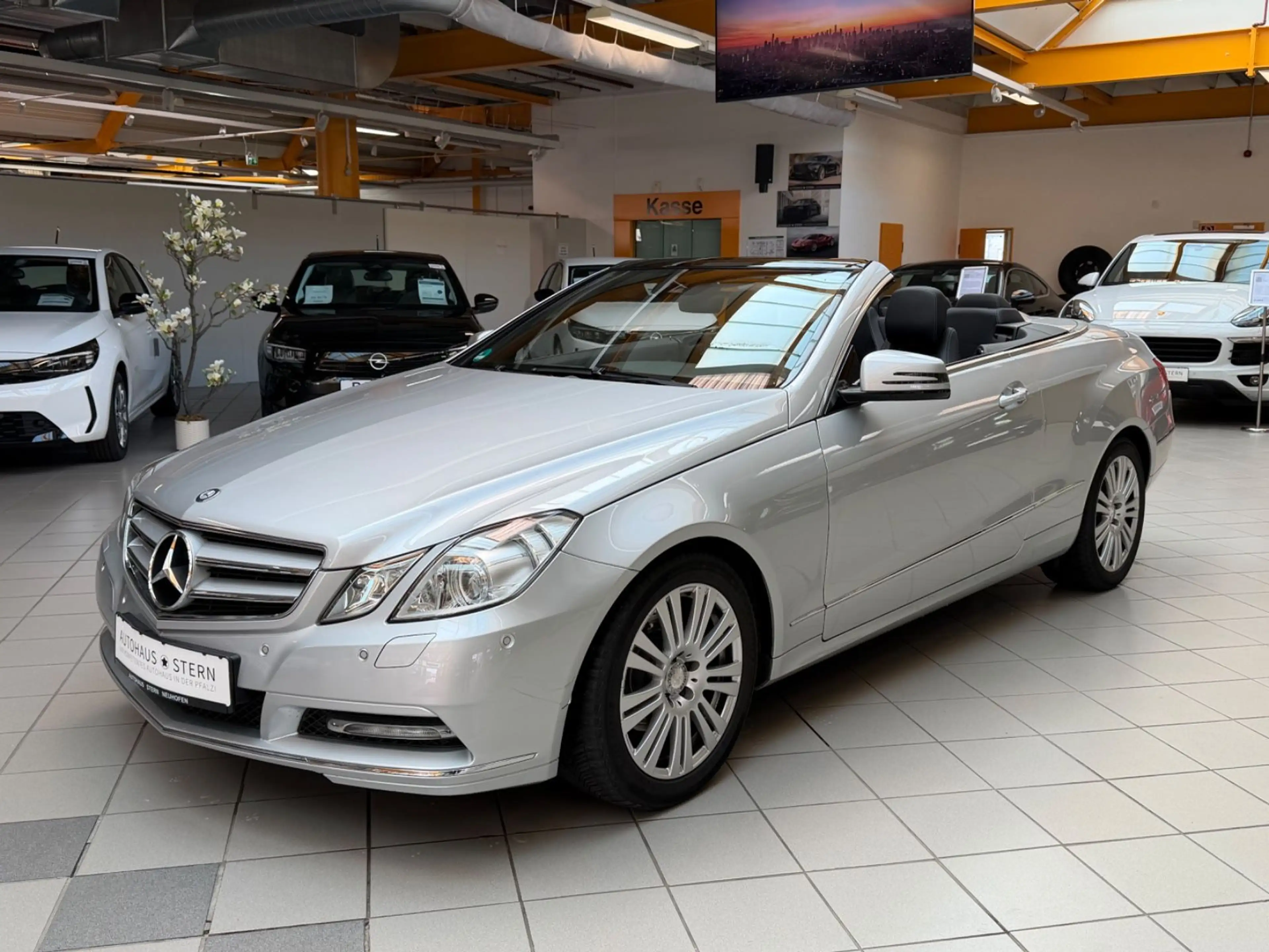Mercedes-Benz E 250 CGI Cabrio|Navi|Airscarf|SHZ|PDC|Bi-Xenon — photo 2