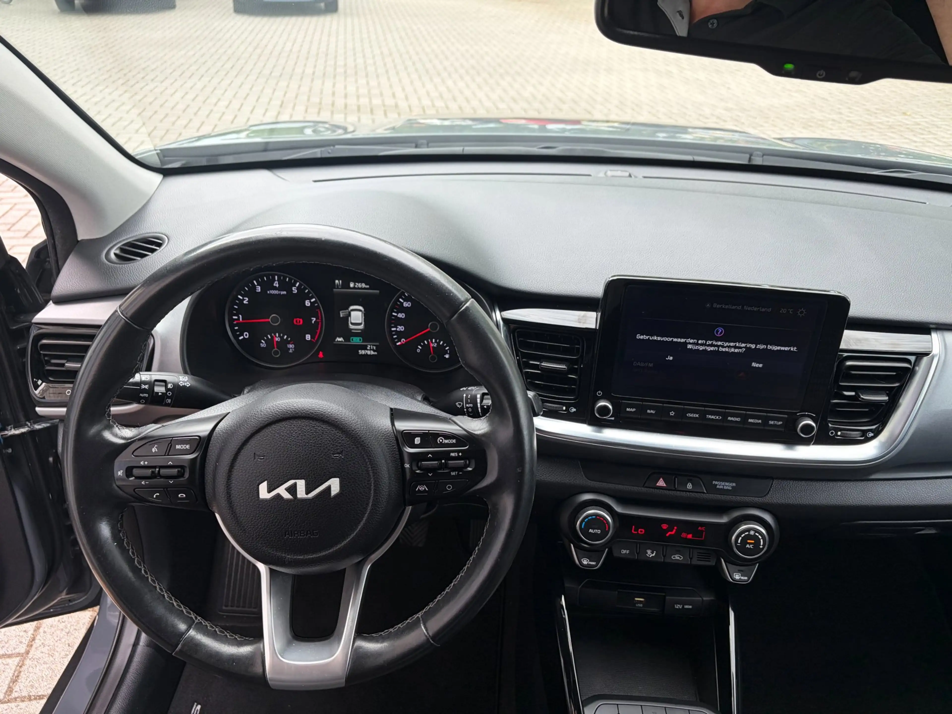 Kia Stonic 1.0 T-GDi MHEV DynamicPlusLine / Camera / Keyless — photo 17