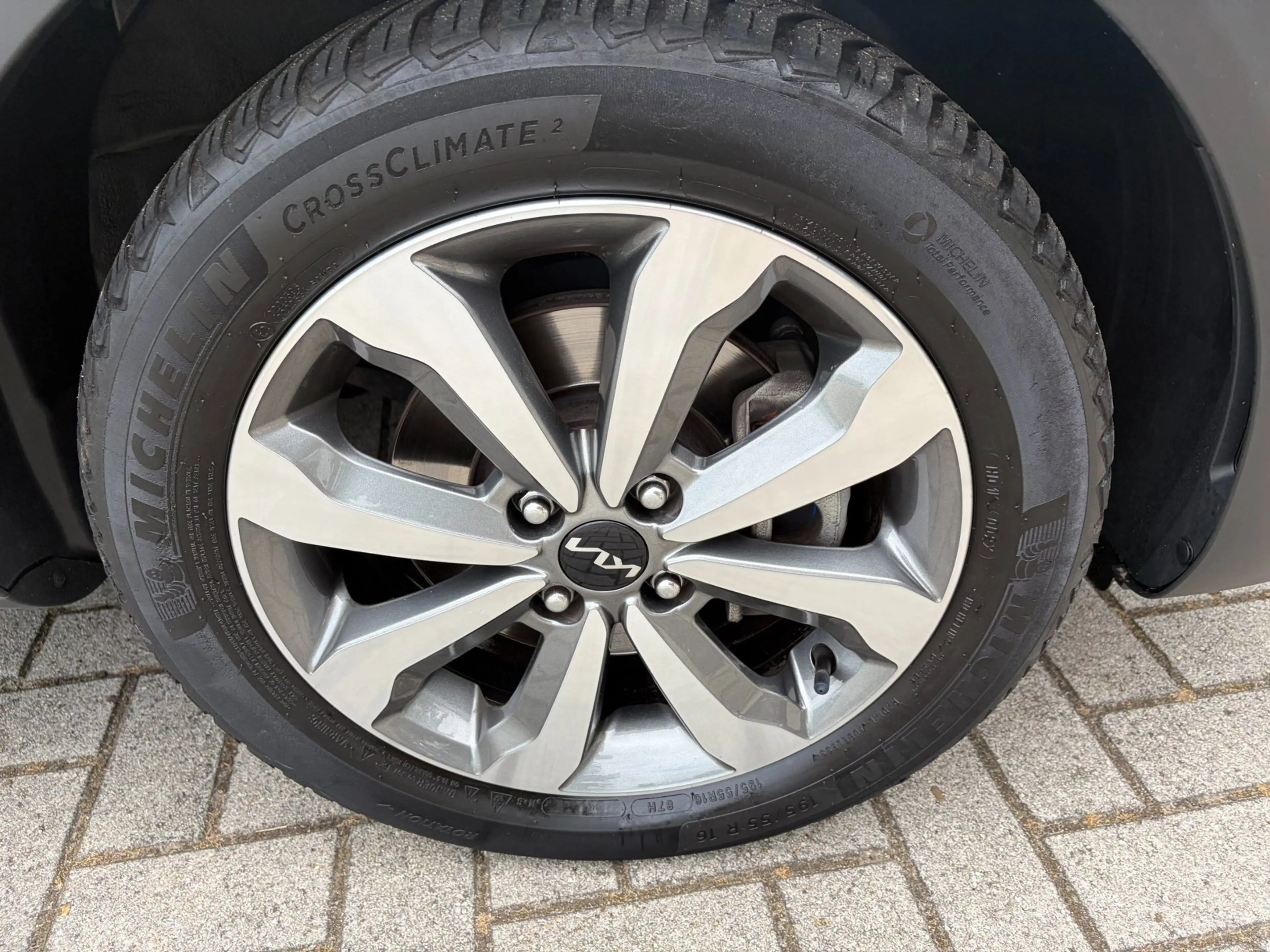 Kia Stonic 1.0 T-GDi MHEV DynamicPlusLine / Camera / Keyless — photo 35