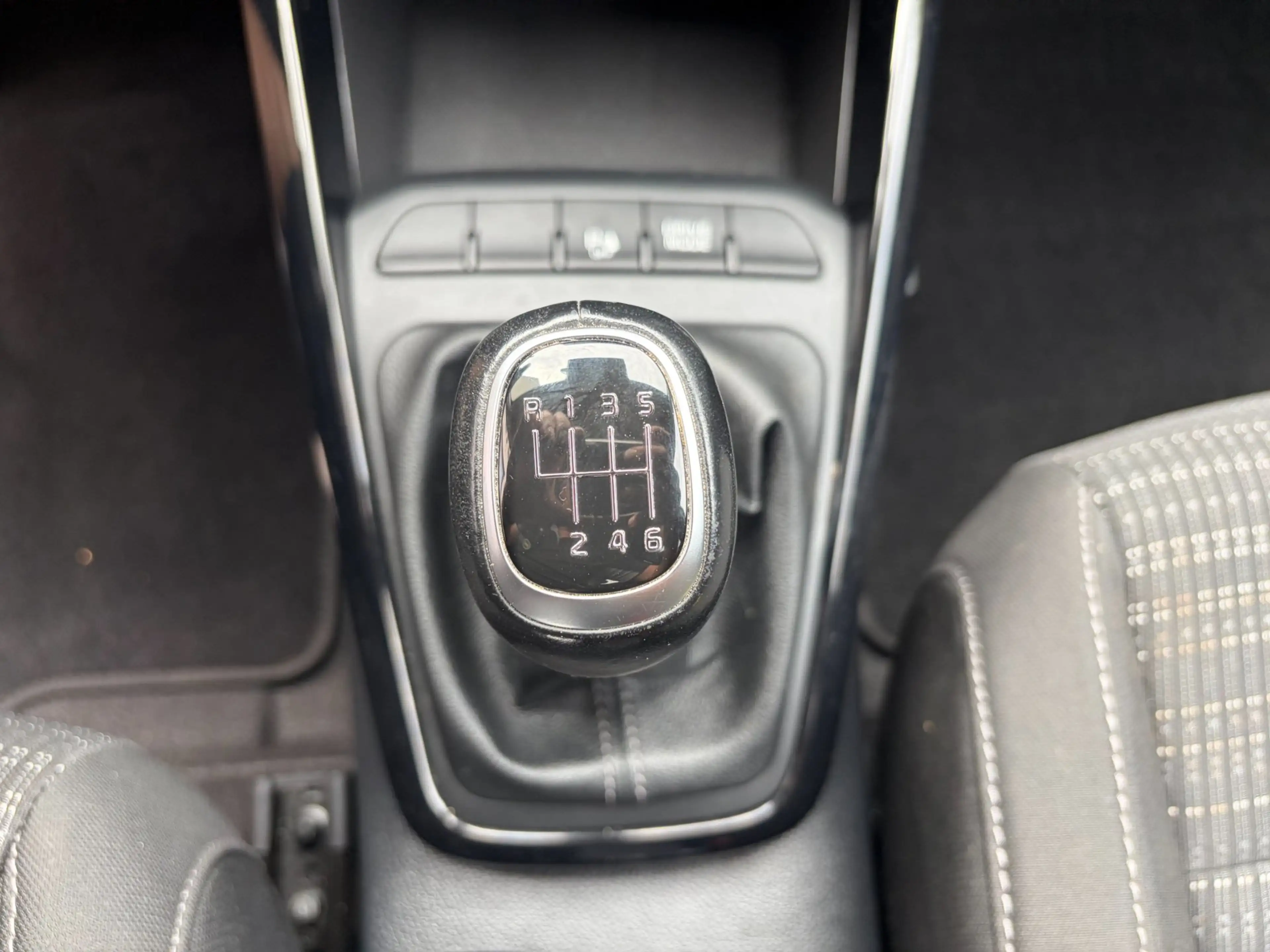 Kia Stonic 1.0 T-GDi MHEV DynamicPlusLine / Camera / Keyless — photo 29