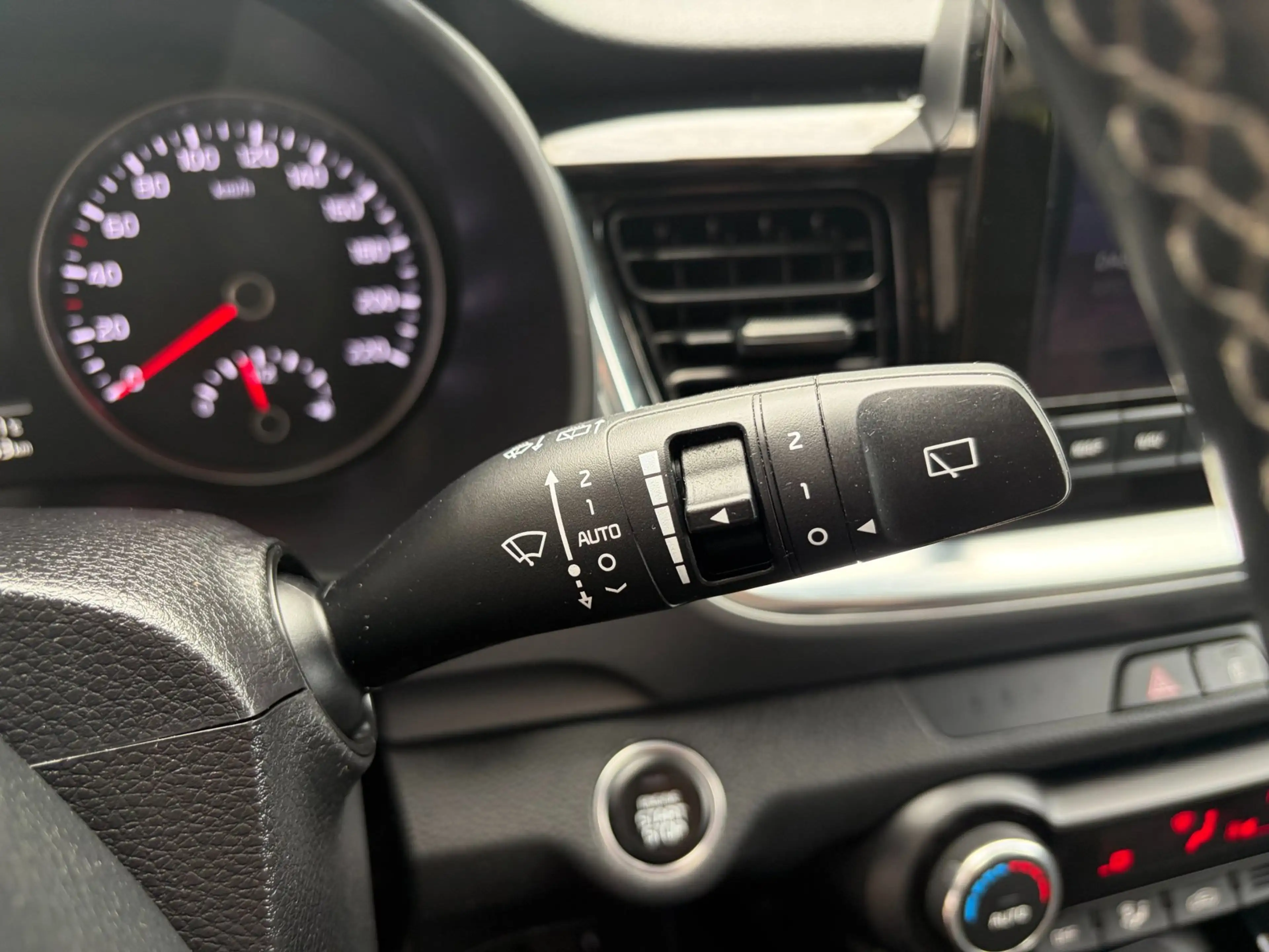 Kia Stonic 1.0 T-GDi MHEV DynamicPlusLine / Camera / Keyless — photo 22