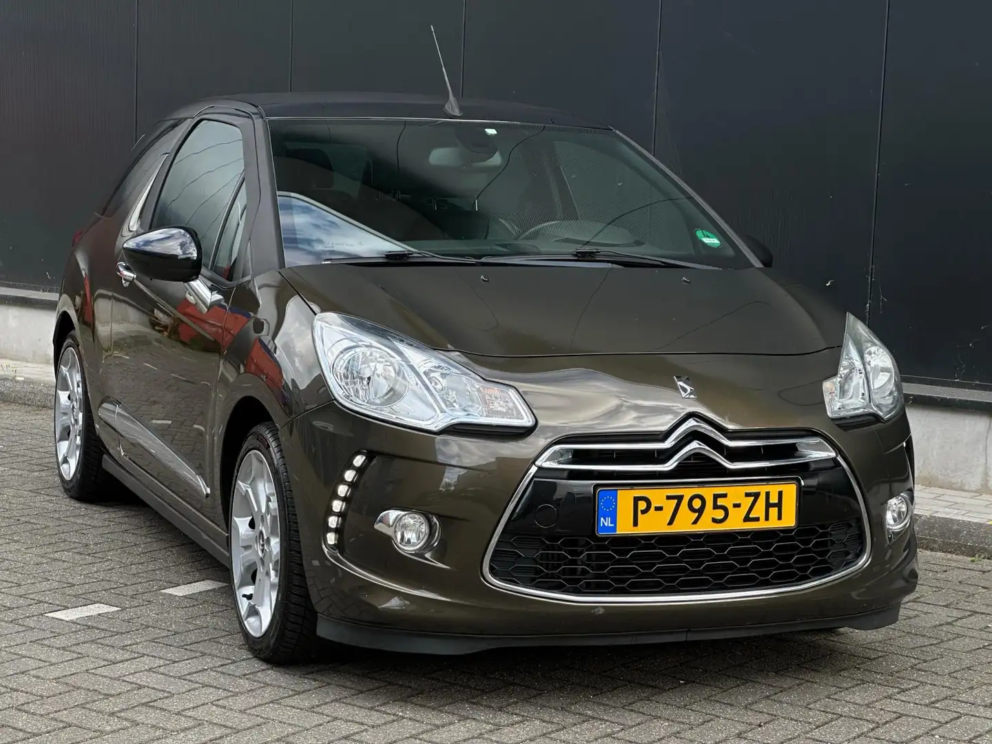 Citroen DS3 1.6 THP Sport Chic CABRIO LEDER/NAVI/6-BAK/CRUISE/ Bruin - 2
