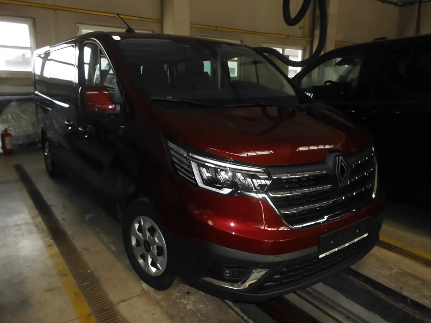 Renault Trafic Grand Passenger, Rollstuhlrampe + Gurte Rot - 1