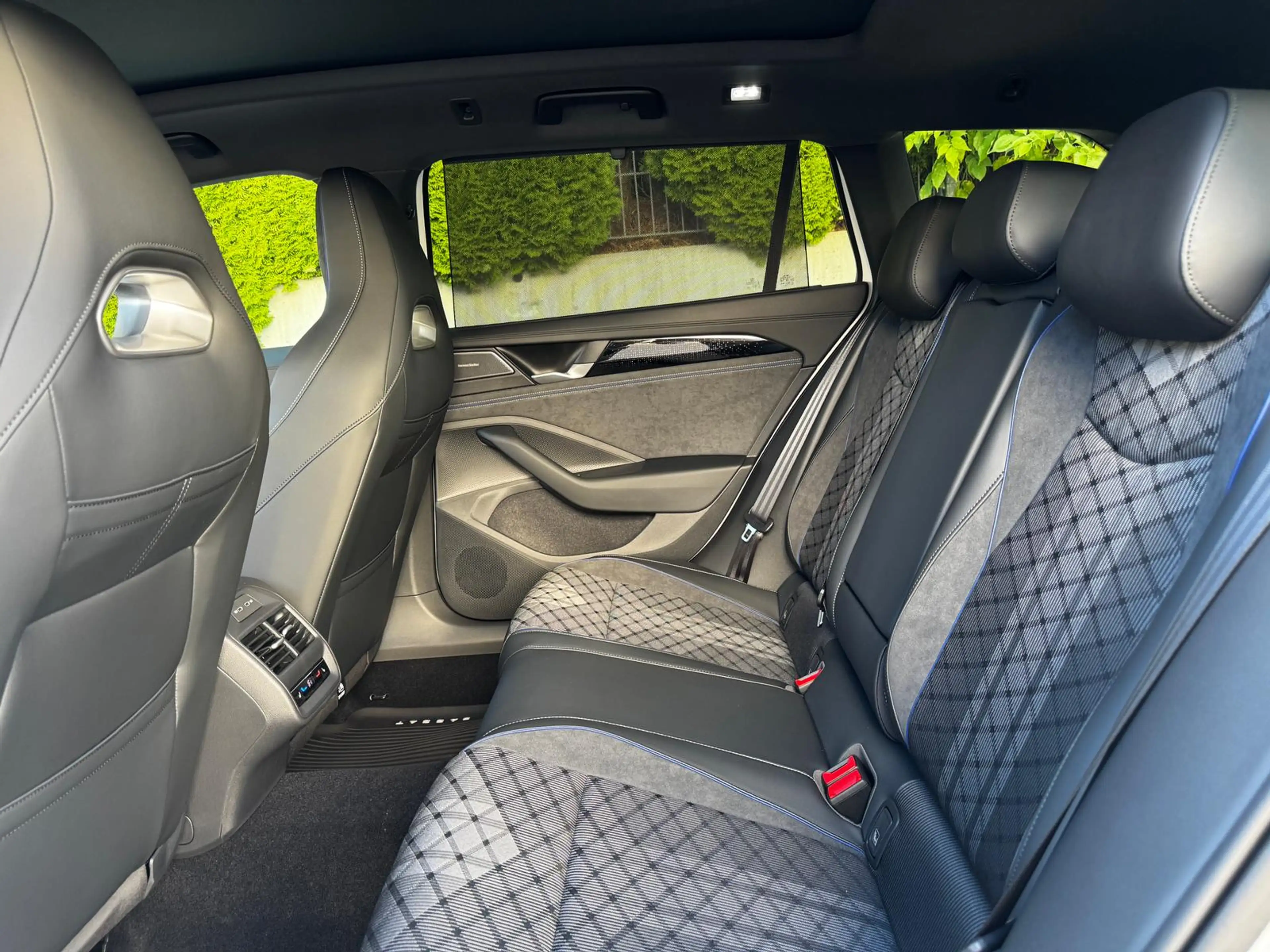 Volkswagen Passat Variant 1.5 TSI eHybrid R-line AHK 360 — photo 10