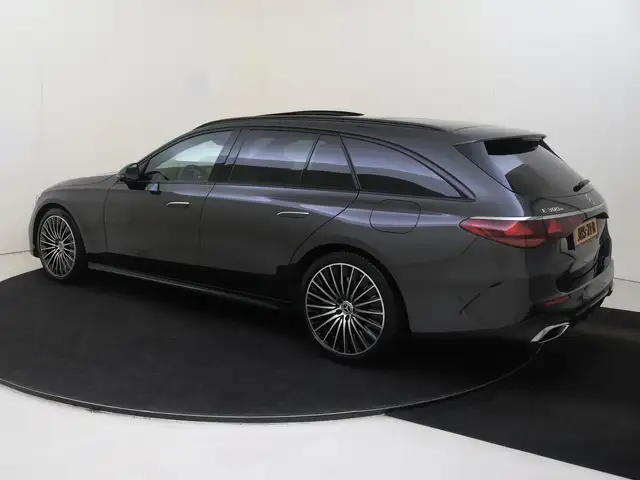 Mercedes-Benz E-Class view 3