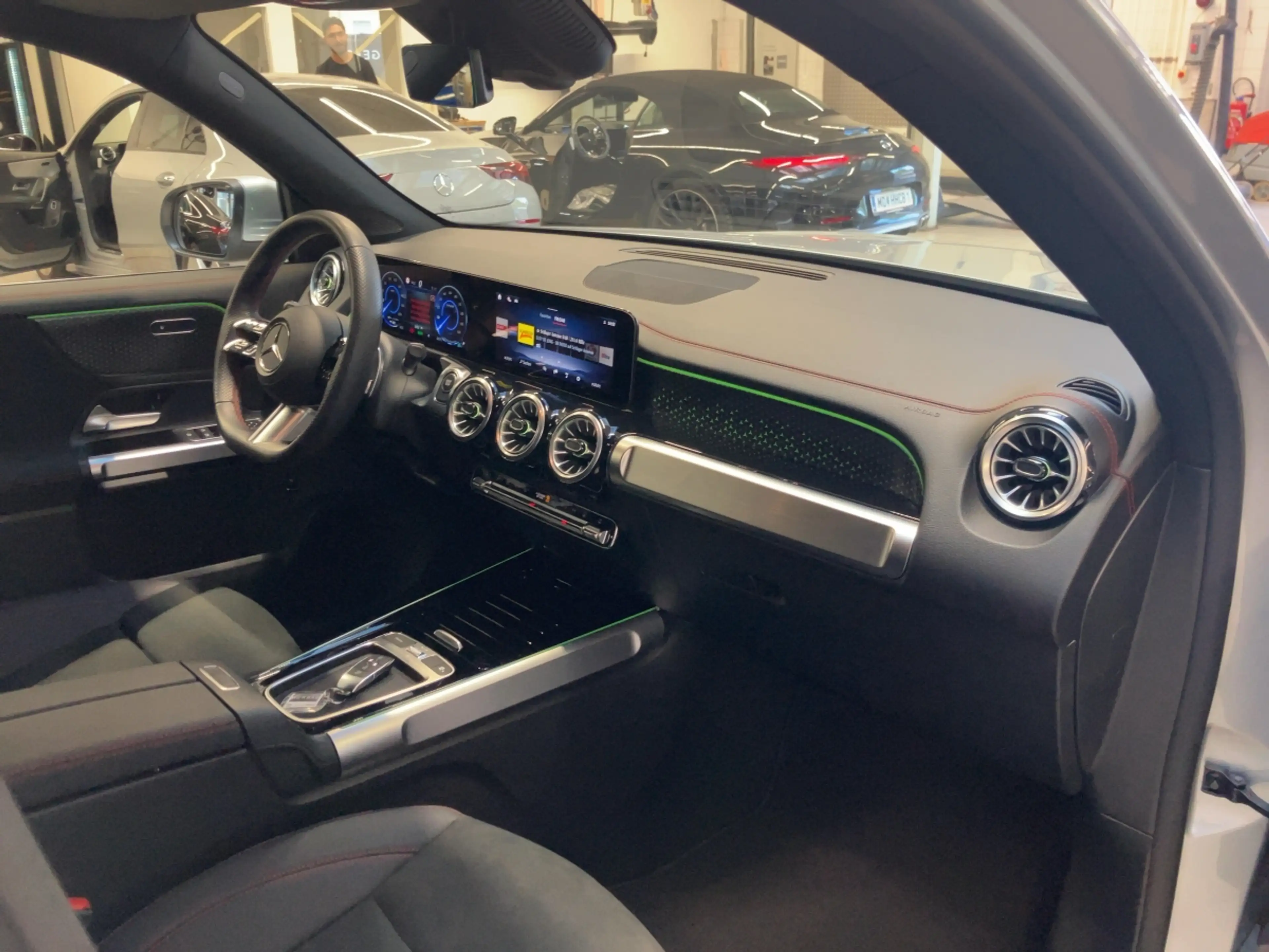 Mercedes-Benz EQB 300 4MATIC Österreich-Edition — photo 14