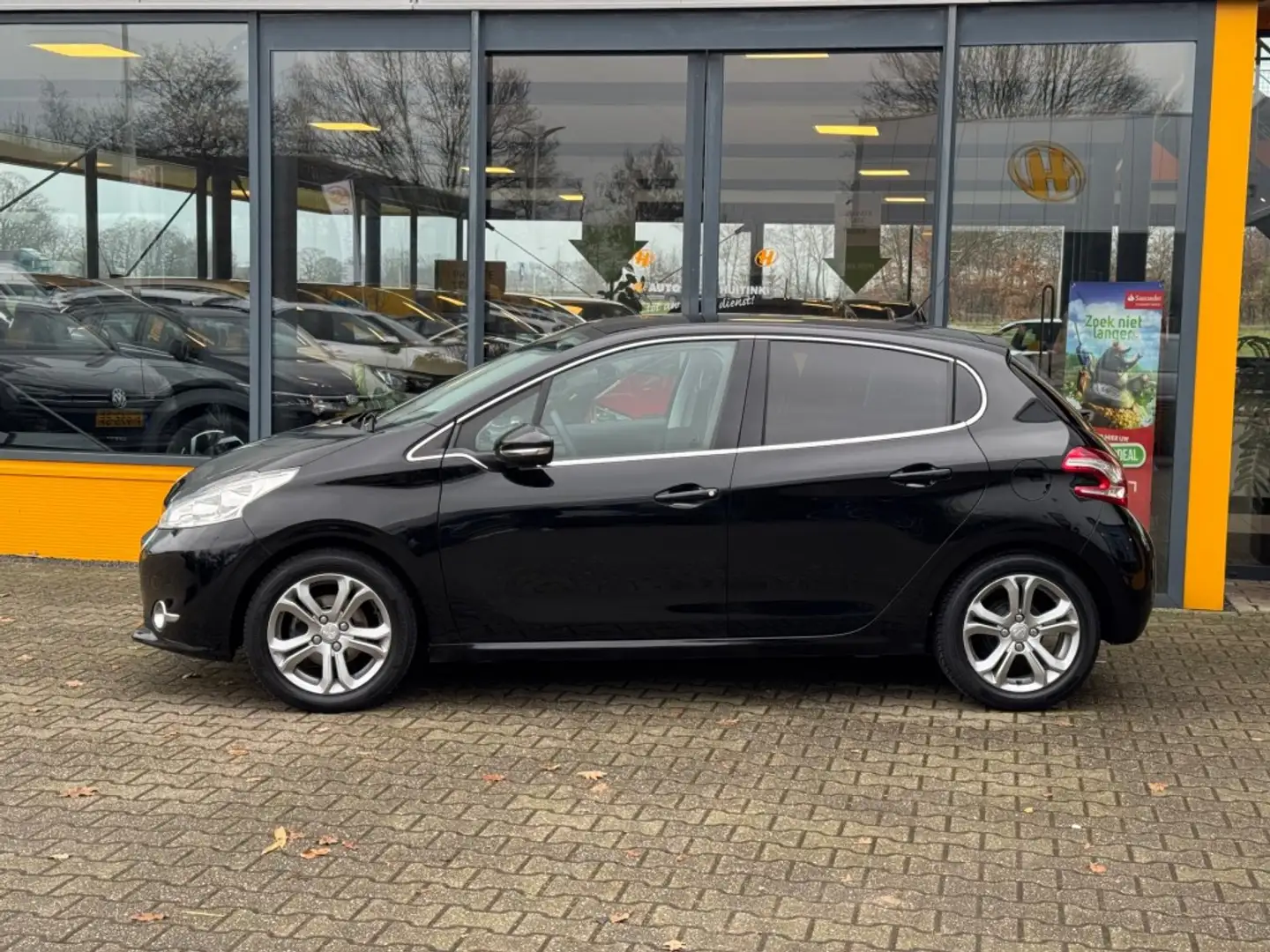 Peugeot 208 1.2 VTIi Allure - navi - climate control Zwart - 2