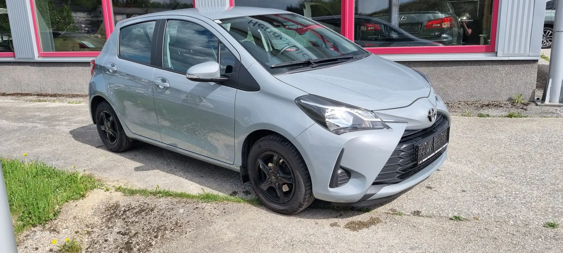 Toyota Yaris Yaris 1,0 VVT-i Young Young Grau - 2