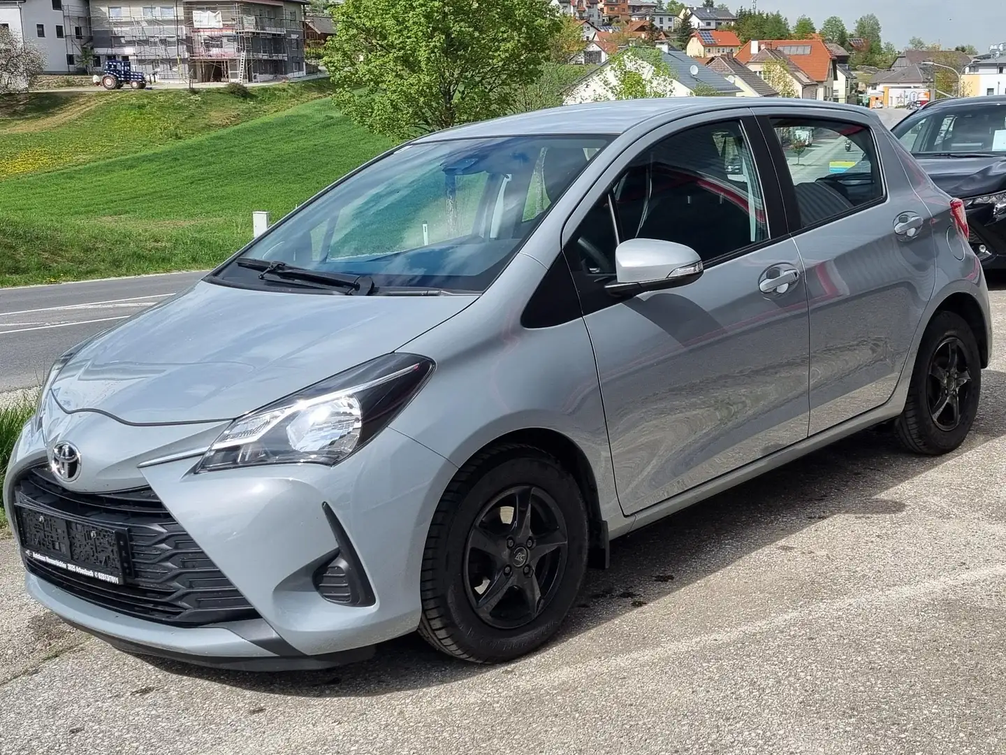 Toyota Yaris Yaris 1,0 VVT-i Young Young Grau - 1