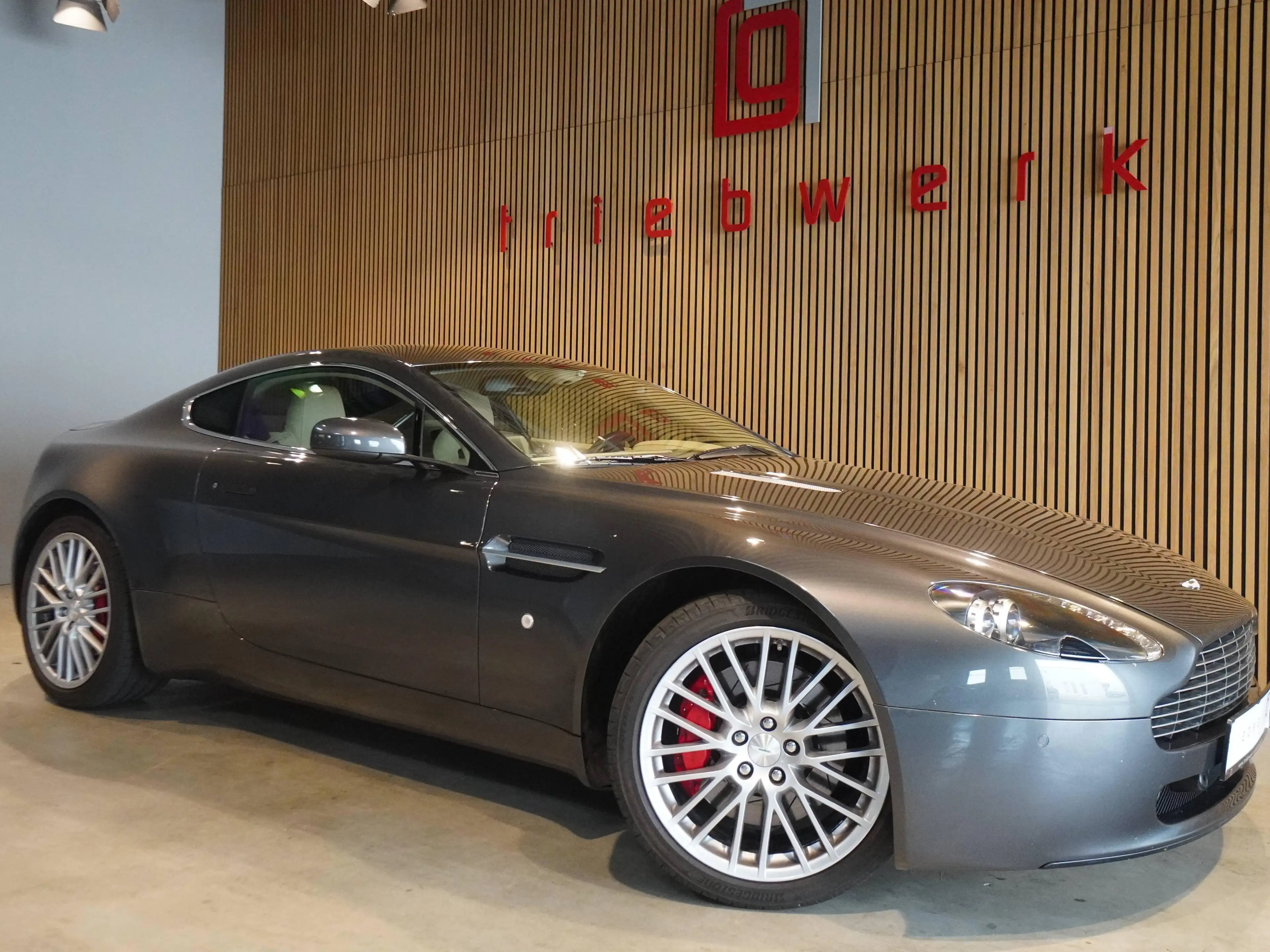Aston Martin Vantage V8 Vantage Sportshift-BRD-U-frei-Nur 43000 KM — photo 2