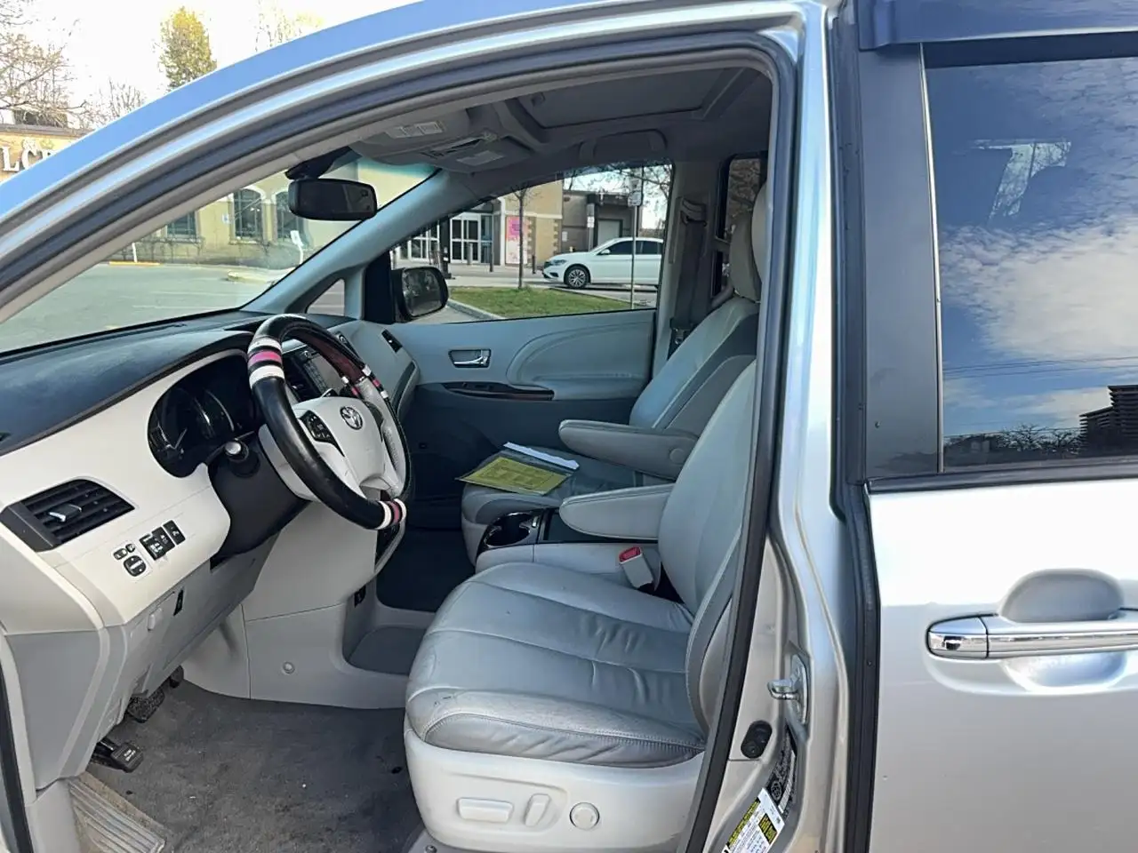 Toyota Sienna снимка Toyota Sienna