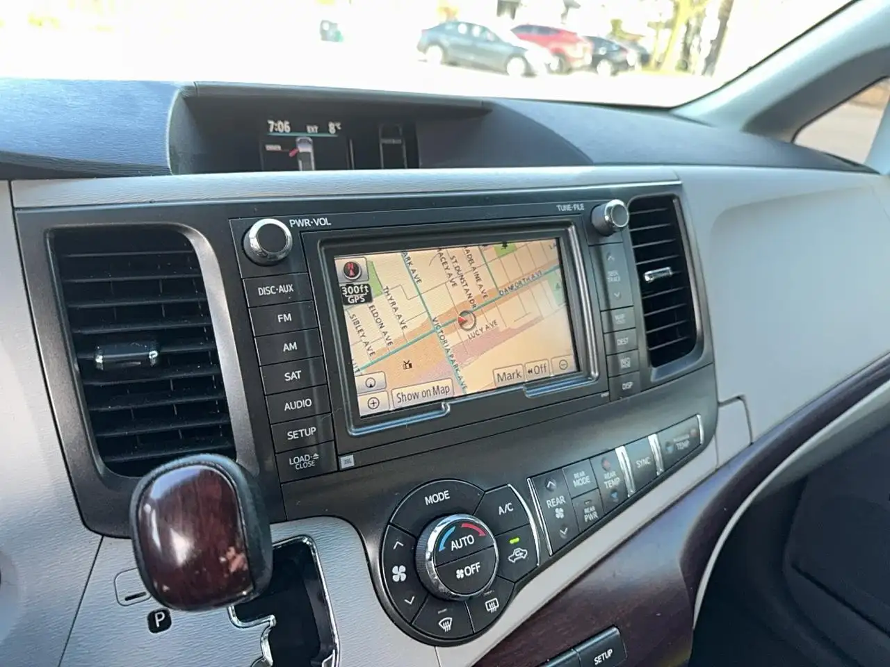 Toyota Sienna снимка Toyota Sienna