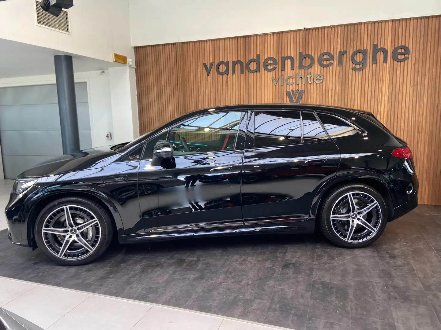Mercedes-Benz EQE SUV 43 AMG 4-M Distronic panodak Night pack Černá - 1