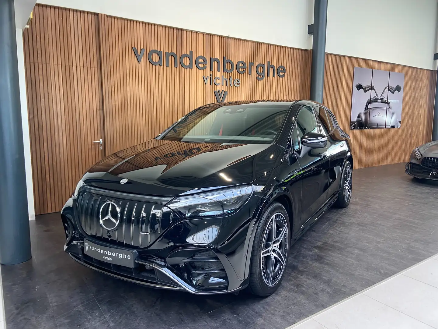 Mercedes-Benz EQE SUV 43 AMG 4-M Distronic panodak Night pack Černá - 2