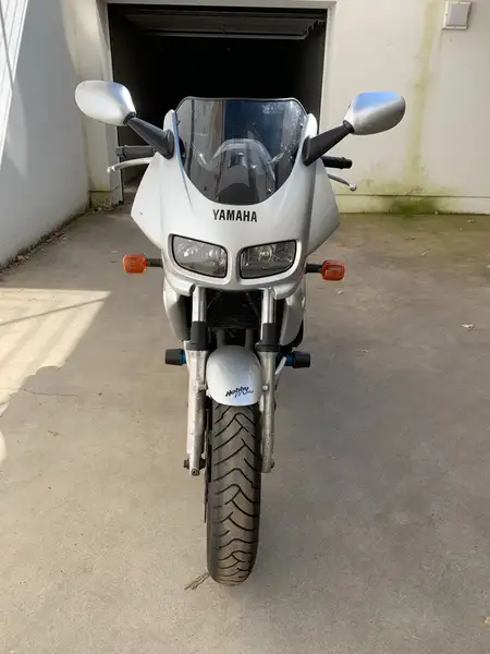 Yamaha FZS 600 - foto 2