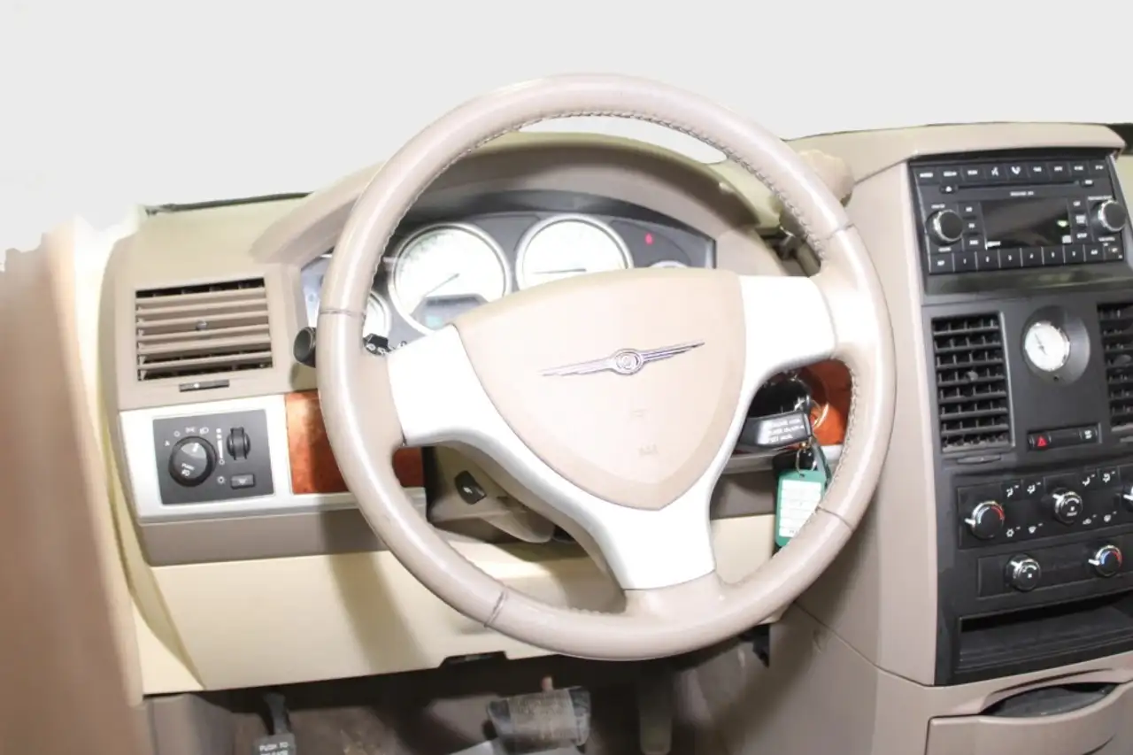 Chrysler Town & Country снимка Chrysler Town & Country