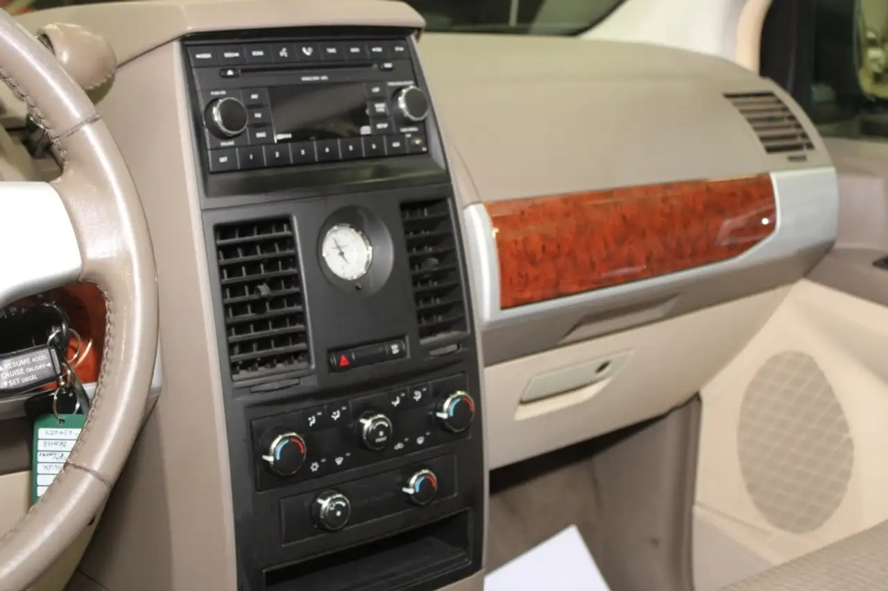 Chrysler Town & Country снимка Chrysler Town & Country