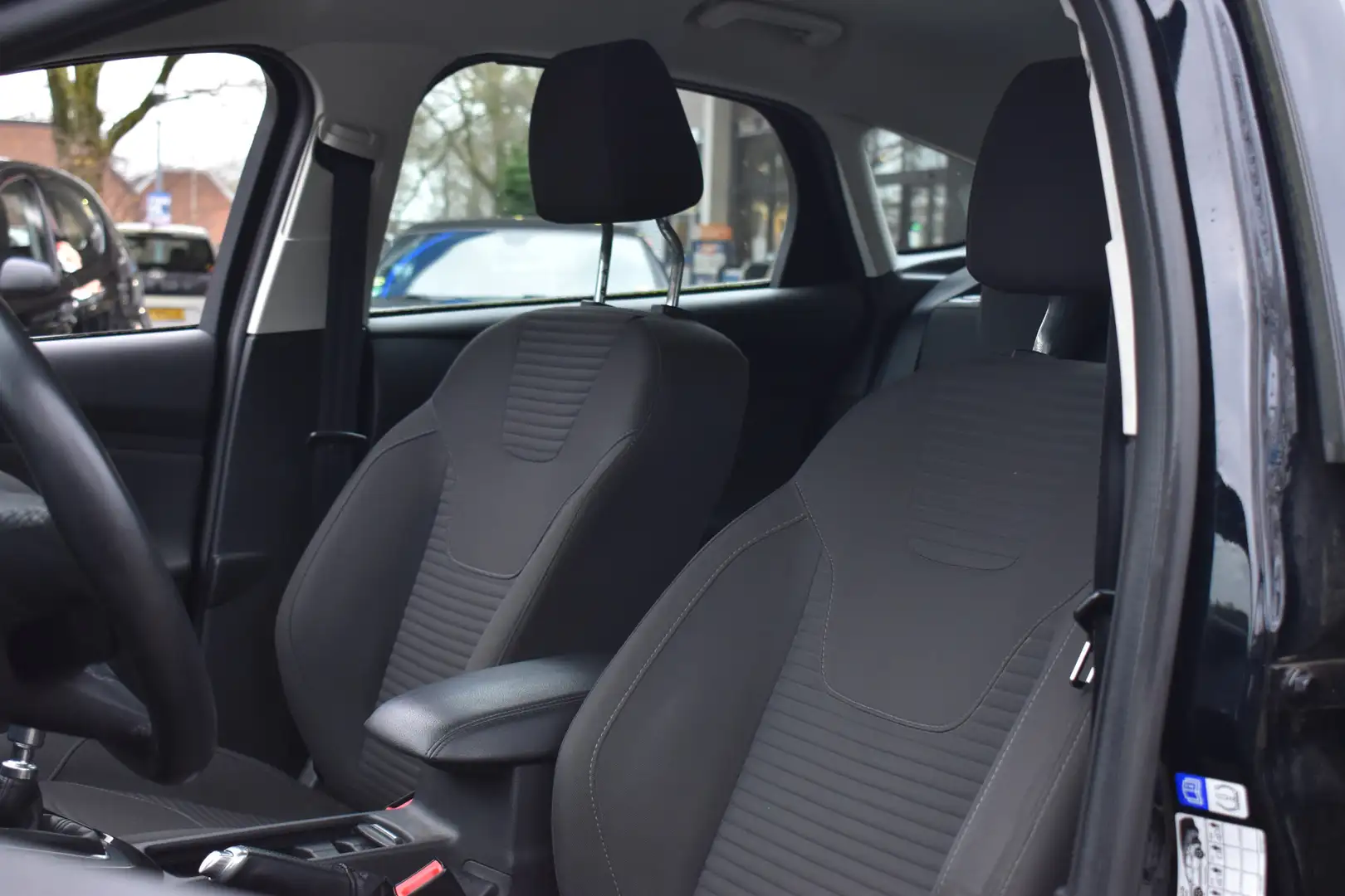 Ford Focus 1.0 Titanium 1e Eigenaar | Navigatie | Trekhaak | Schwarz - 2