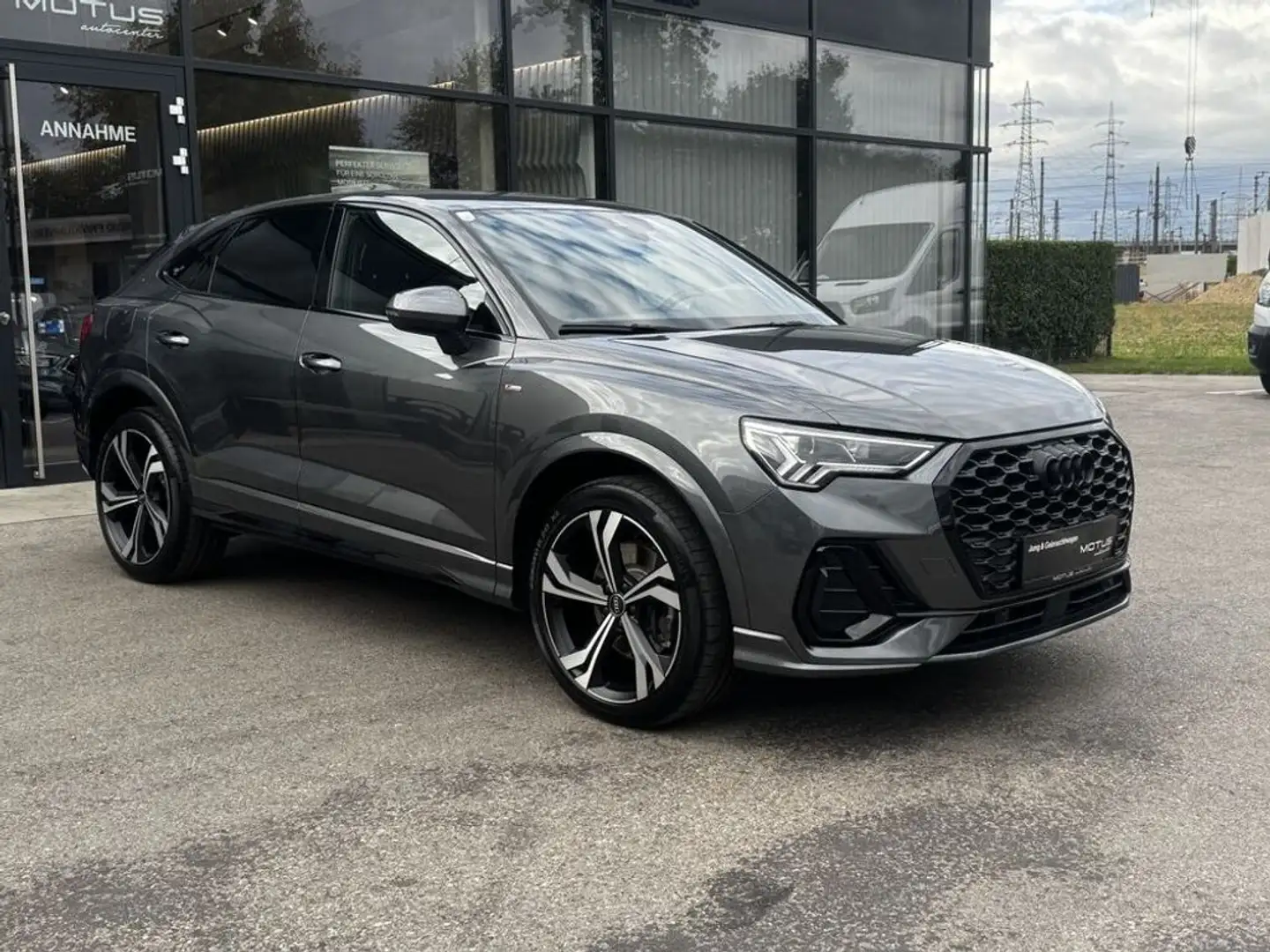 Audi Q3 45 TFSI Sportback e S Line Plug-In Grau - 1