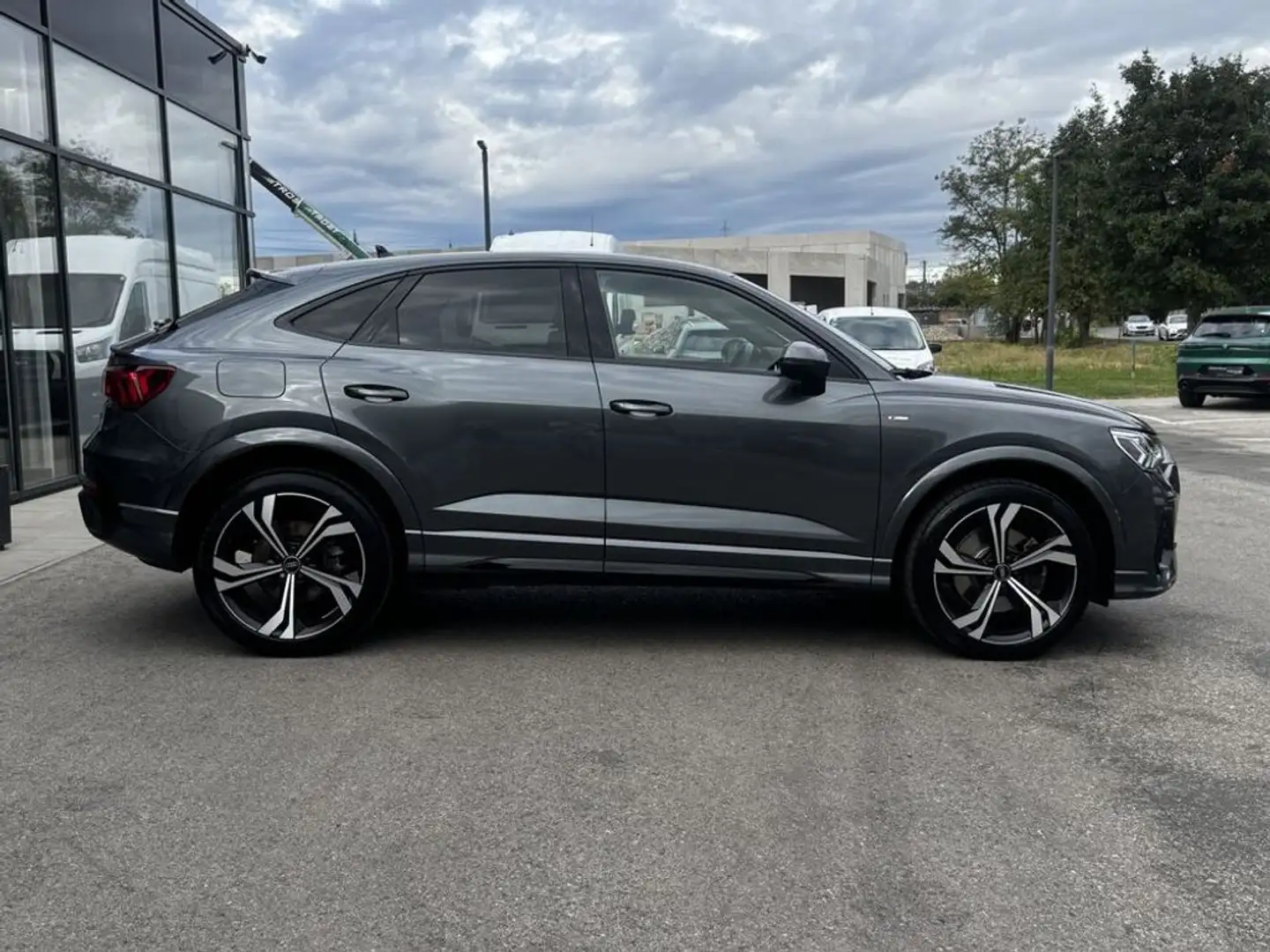 Audi Q3 45 TFSI Sportback e S Line Plug-In Grau - 2