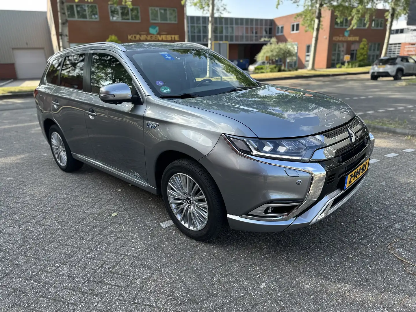 Mitsubishi Outlander 2.4 PHEV, Plug-In-Hybrid Grey - 1